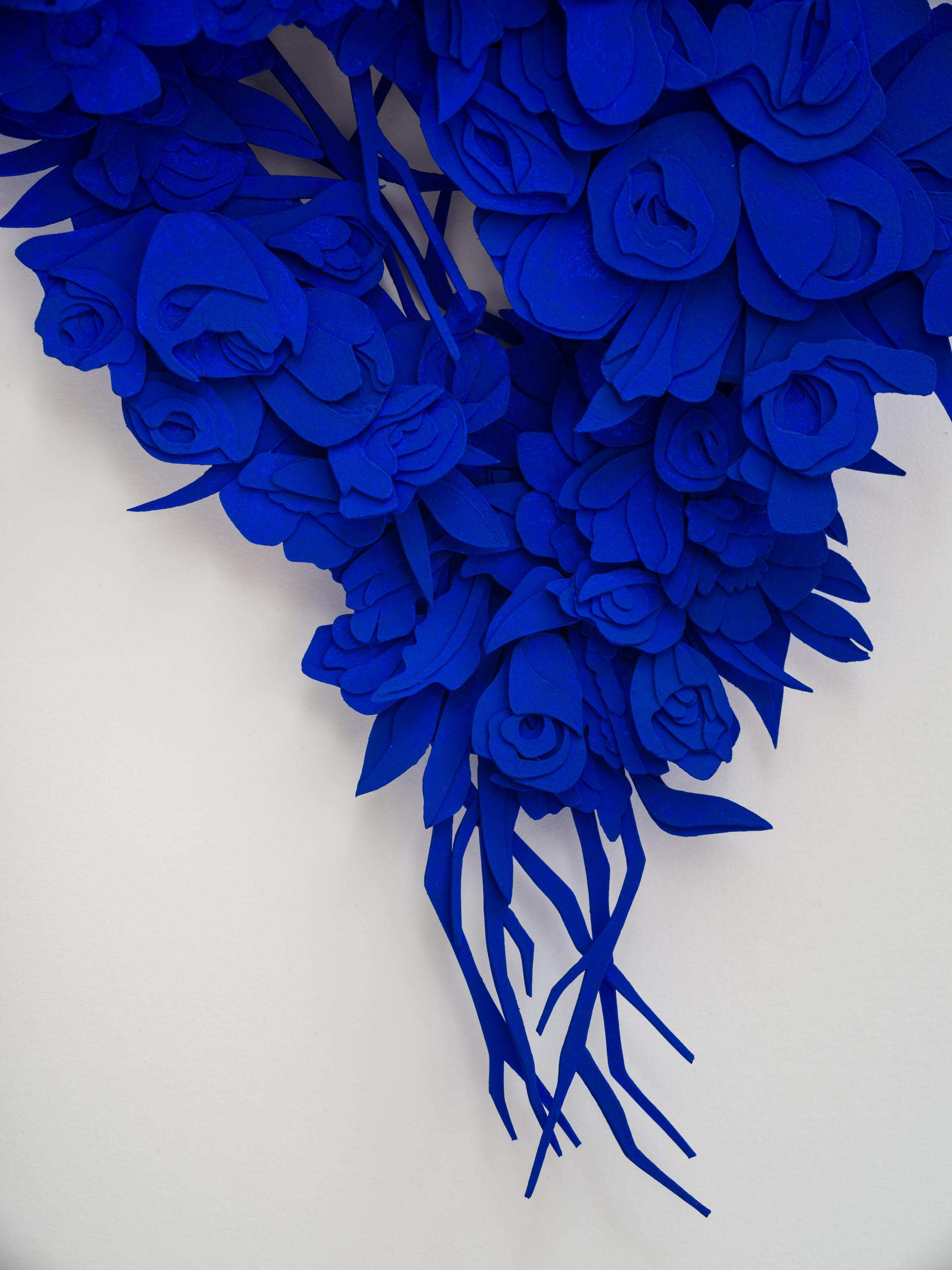 « Explosion #11 », sculpture de fleurs en papier taillé bleu cobalt, œuvre d'art florale - Gris Still-Life Sculpture par Joey Bates
