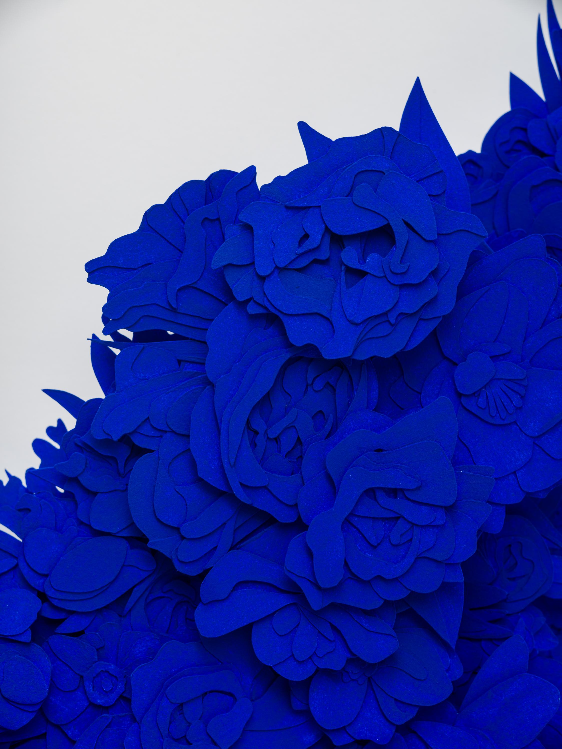 « Explosion #11 », sculpture de fleurs en papier taillé bleu cobalt, œuvre d'art florale en vente 1