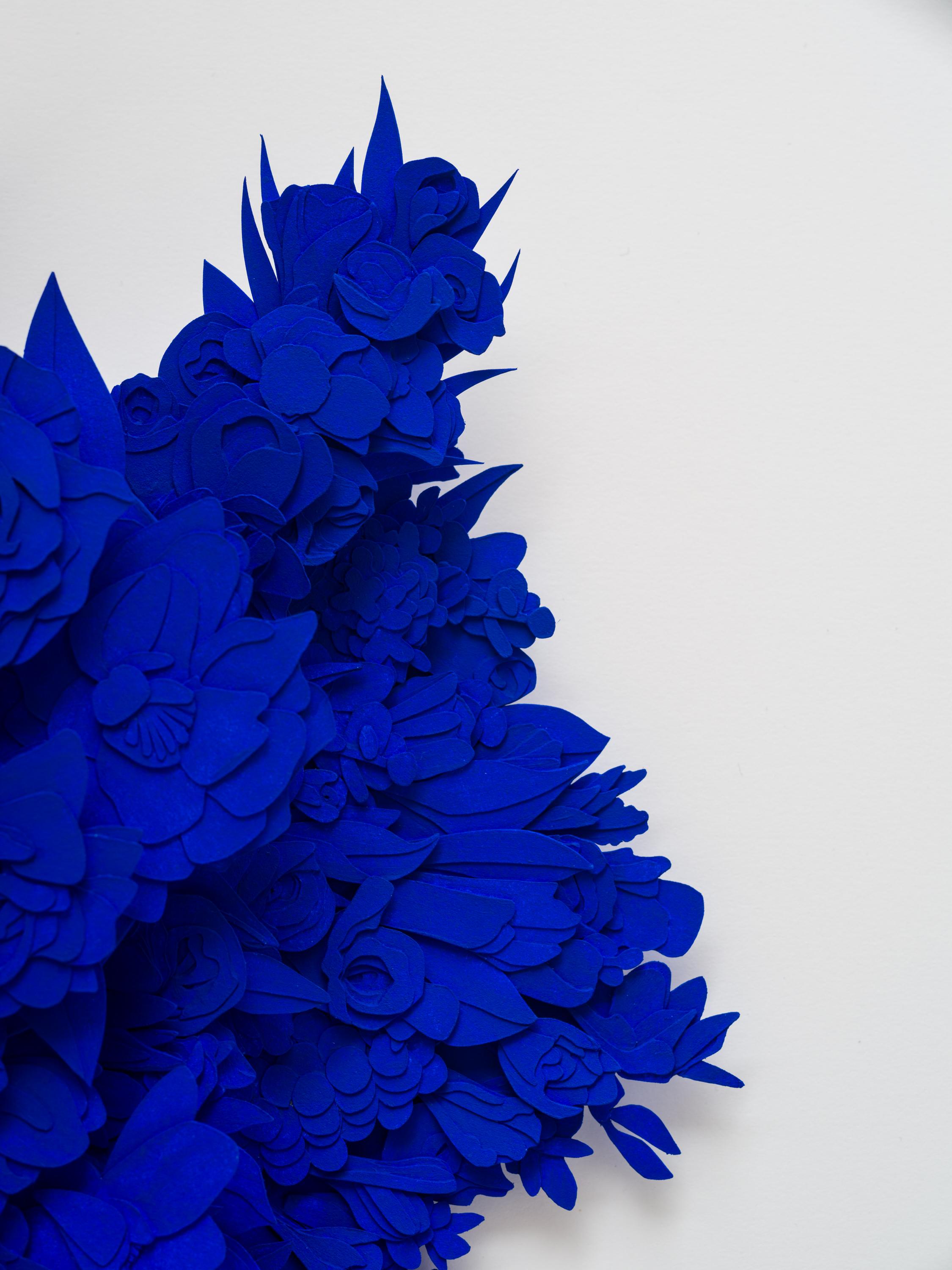 « Explosion #11 », sculpture de fleurs en papier taillé bleu cobalt, œuvre d'art florale en vente 2