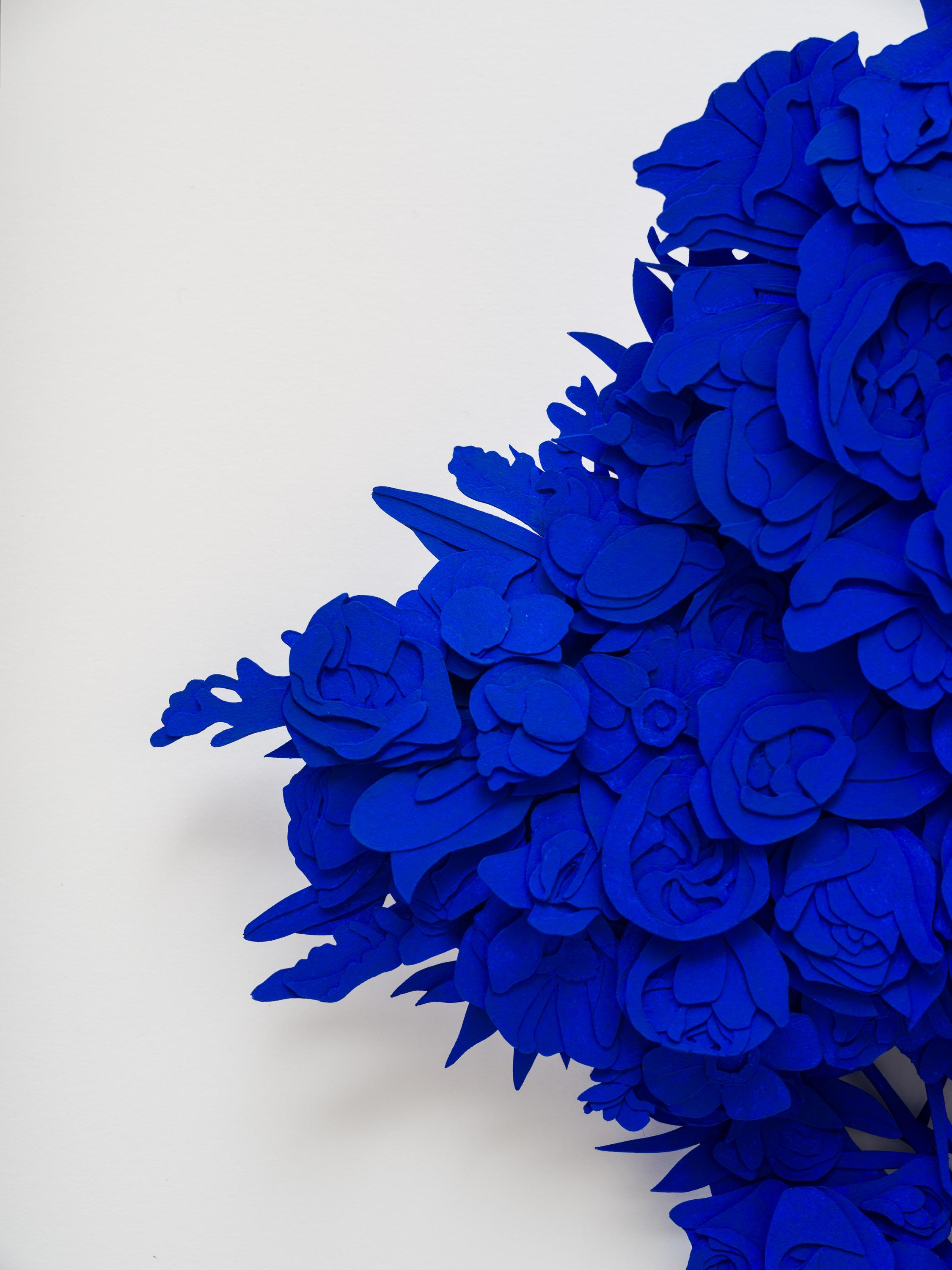 « Explosion #11 », sculpture de fleurs en papier taillé bleu cobalt, œuvre d'art florale en vente 3