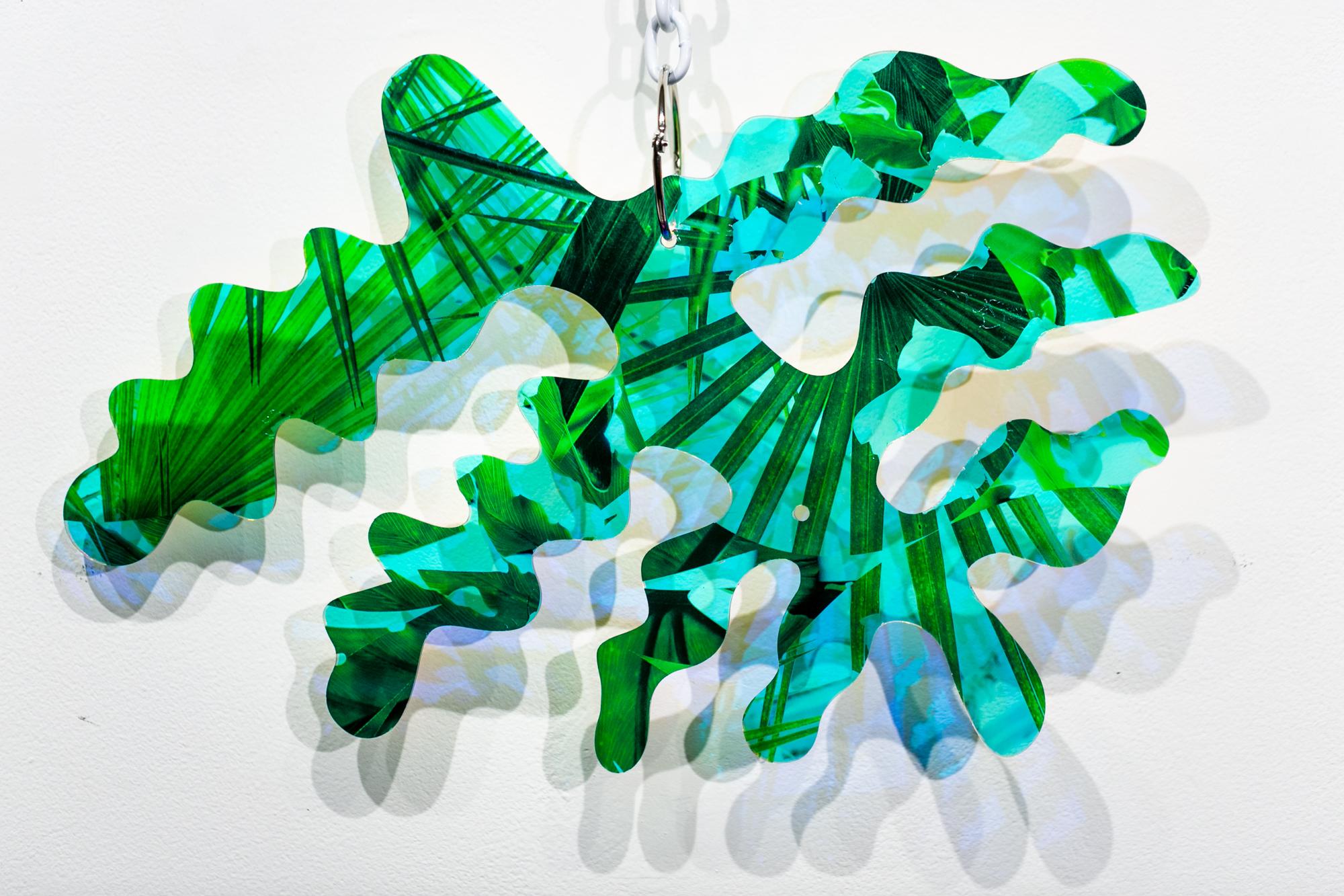 Sculpture abstraite suspendue « Frazzled », translucide et réfléchissante - Gris Abstract Sculpture par Roxana Azar