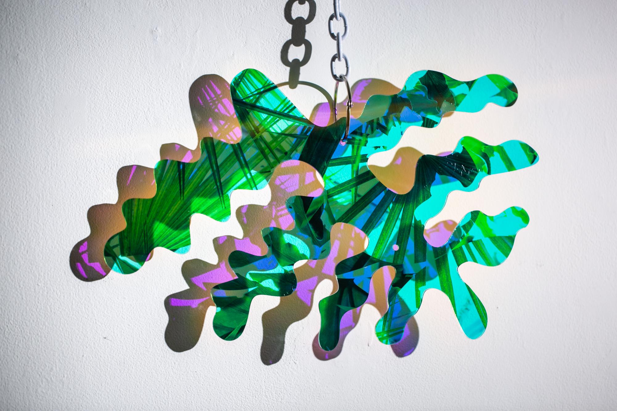 Sculpture abstraite suspendue « Frazzled », translucide et réfléchissante en vente 1