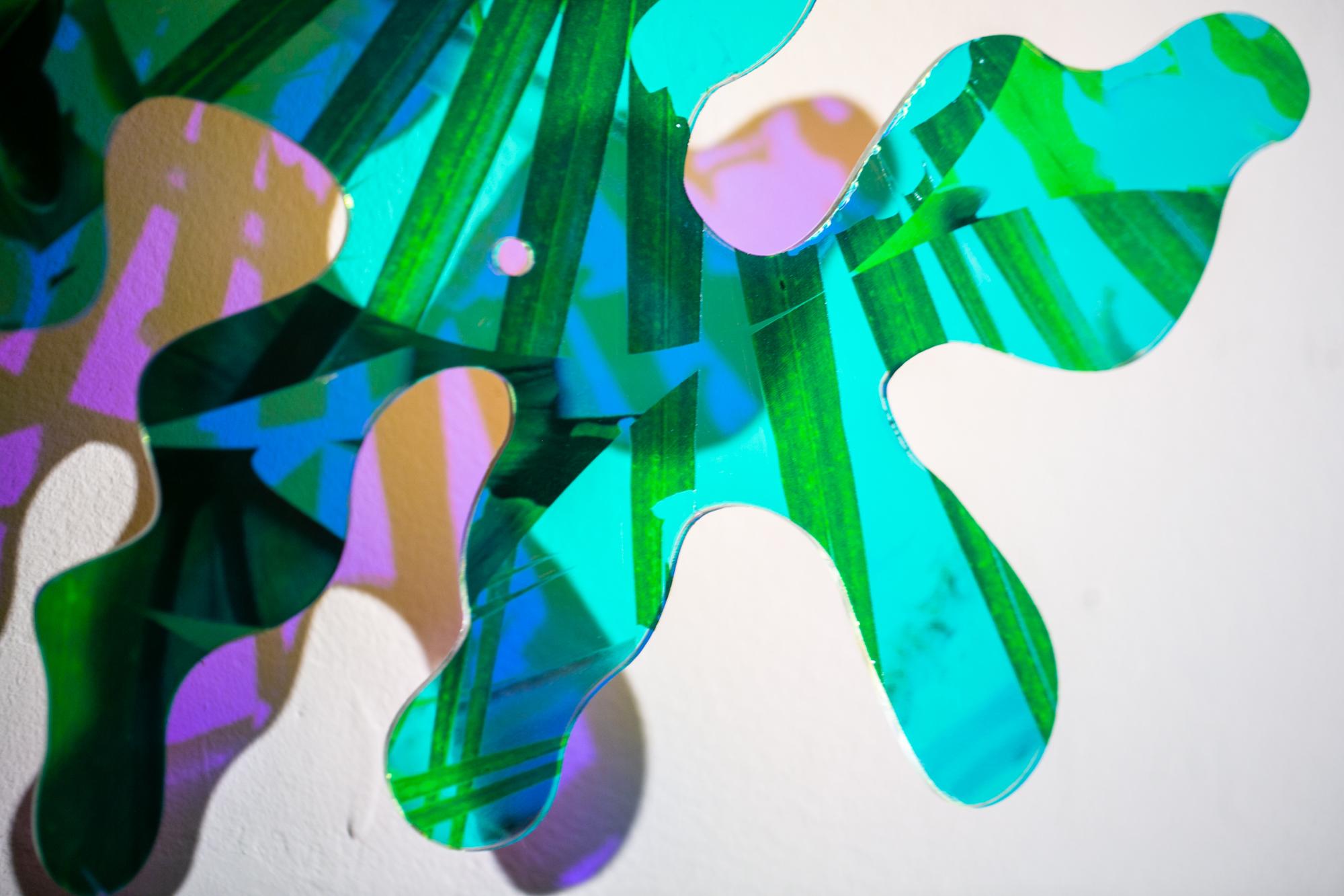 Sculpture abstraite suspendue « Frazzled », translucide et réfléchissante en vente 4