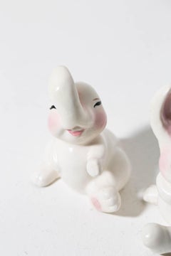 "Amici misteriosi" Figurine di seconda mano in ceramica decostruite e reimmaginate