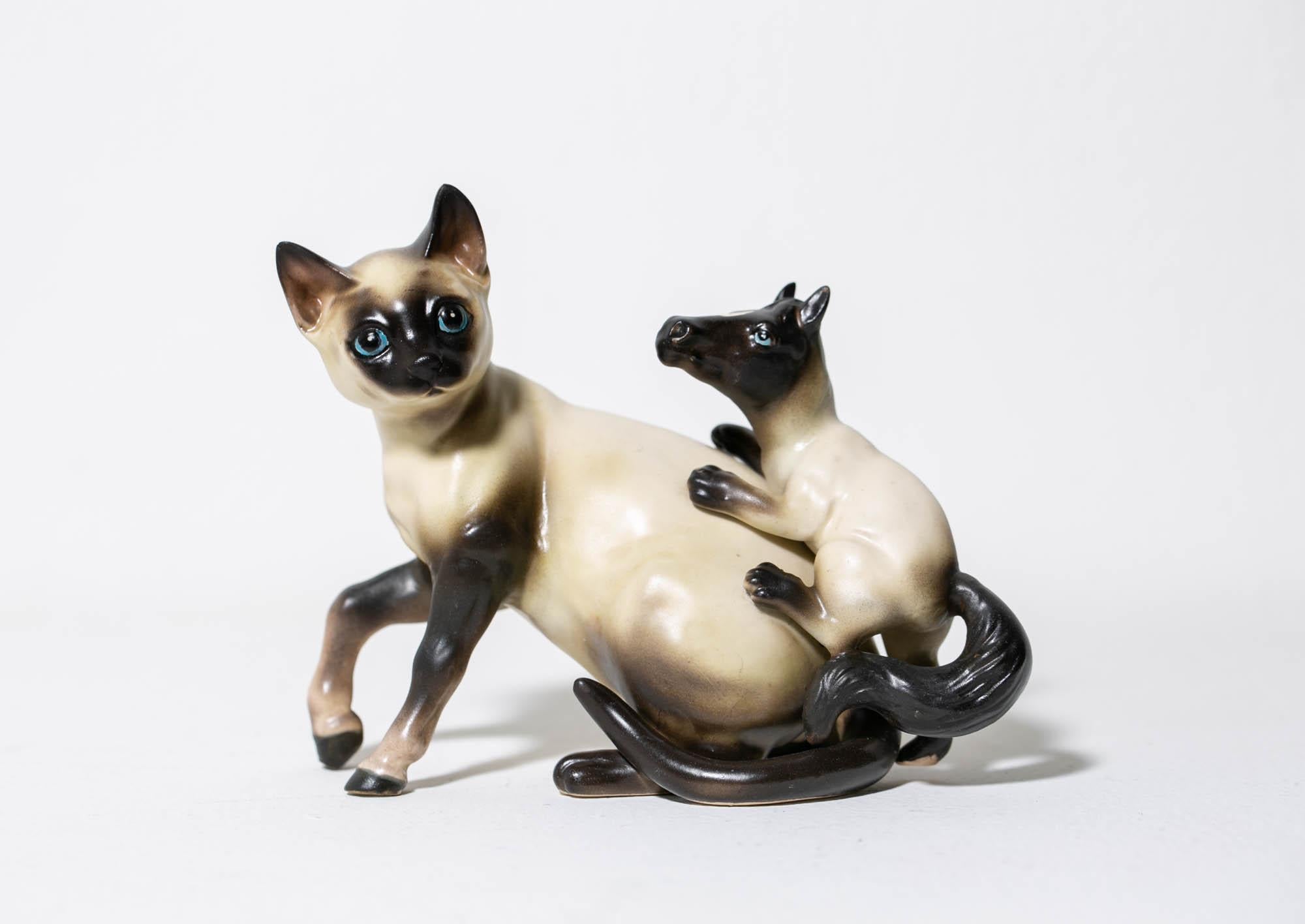 Debra Broz Figurative Sculpture - Siamese Horse Cat with Foal Kitten