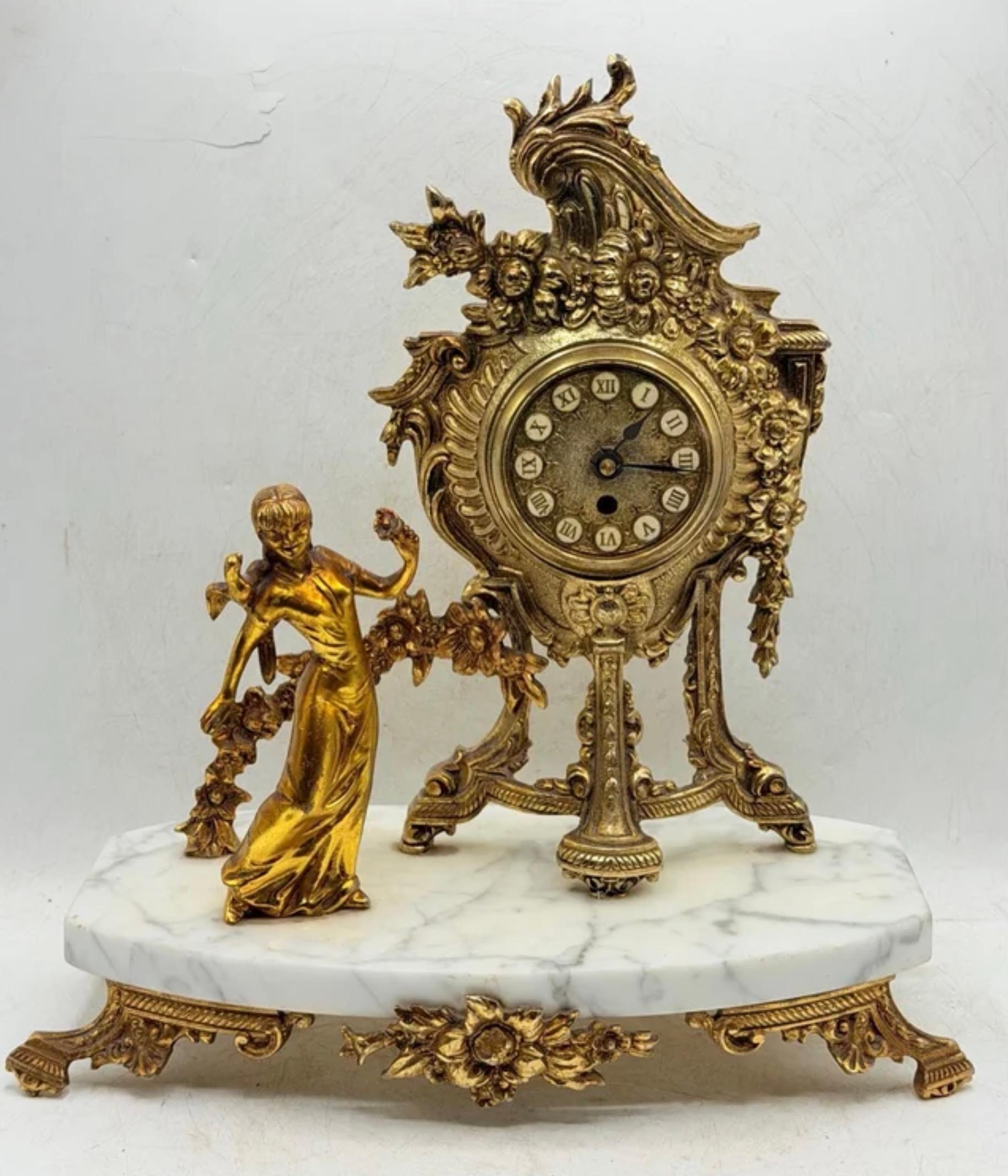 Orologio in bronzo con figura e marmo - Art di Anonymous