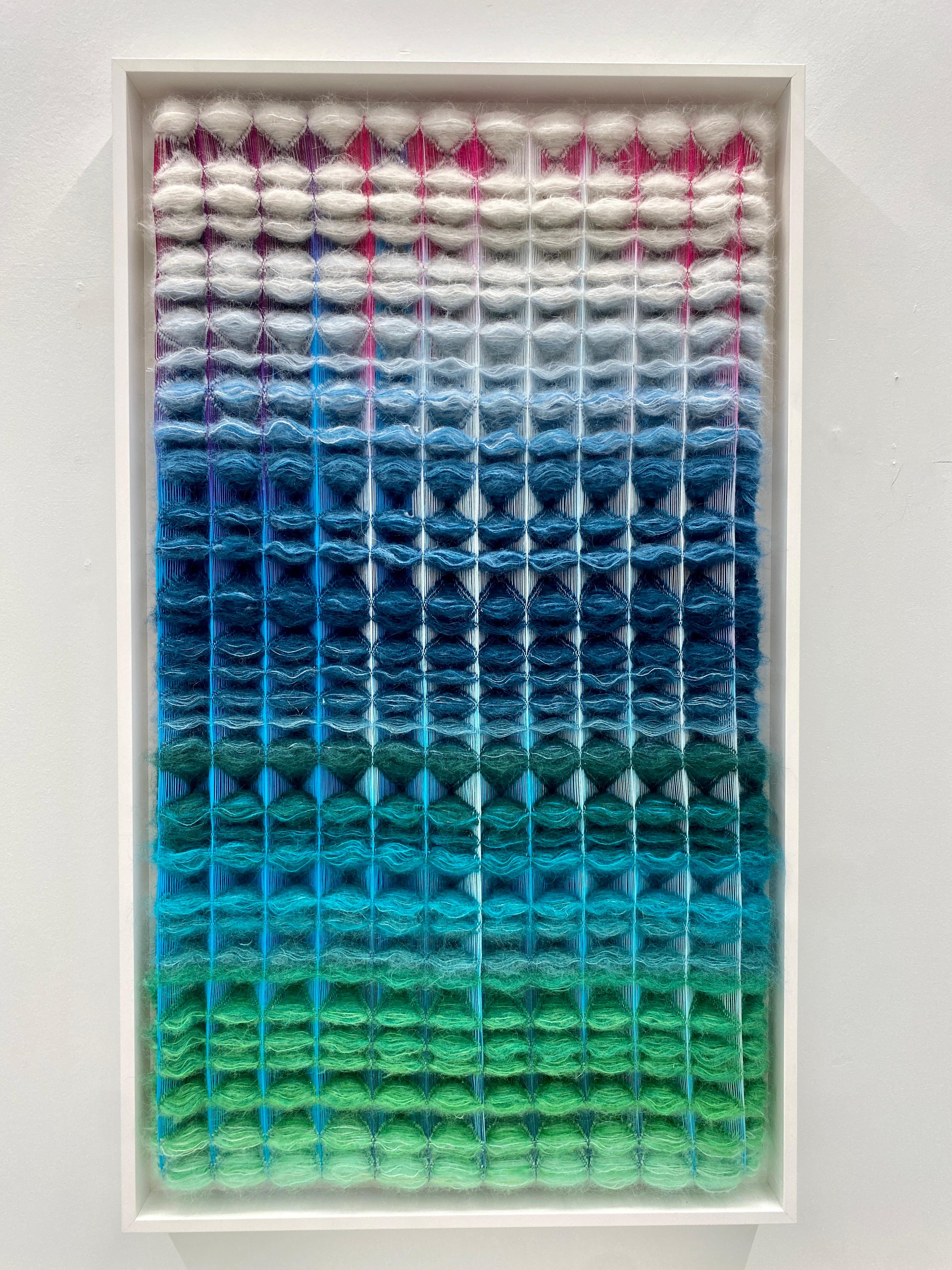 Regenbogen, zeitgenössisches 3D-Textil, gerahmt, geometrisch, strukturiert  (Zeitgenössisch), Art, von Anya Molyviatis