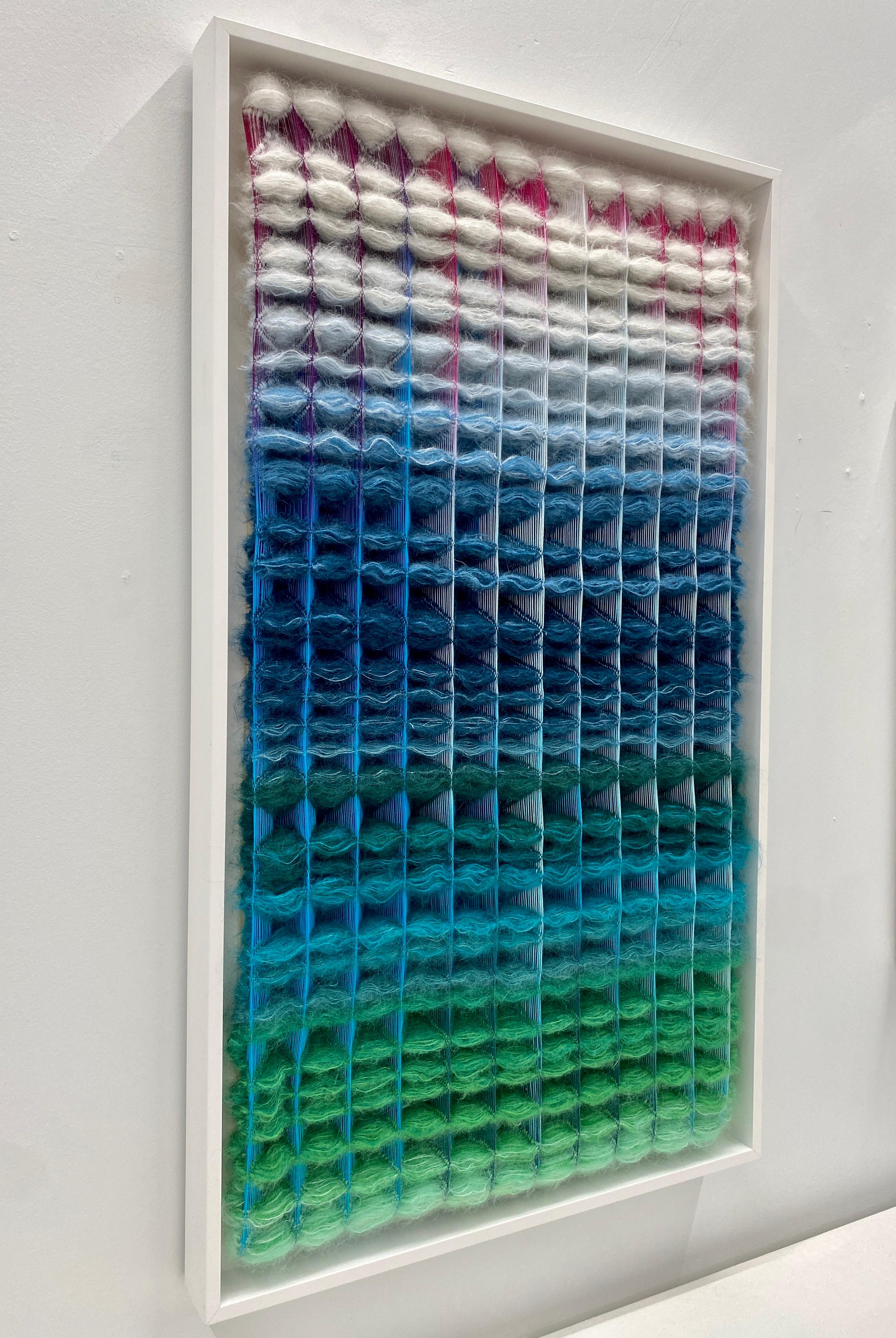 ANYA MOLYVIATIS (nata nel 1994) scolpisce paesaggi visivi e tattili unendo il suo amore per le fibre e il design. Con sfumature di colore, strutture di tessitura e materialità, modella lo spazio in un tutt'uno con la profondità e il movimento.