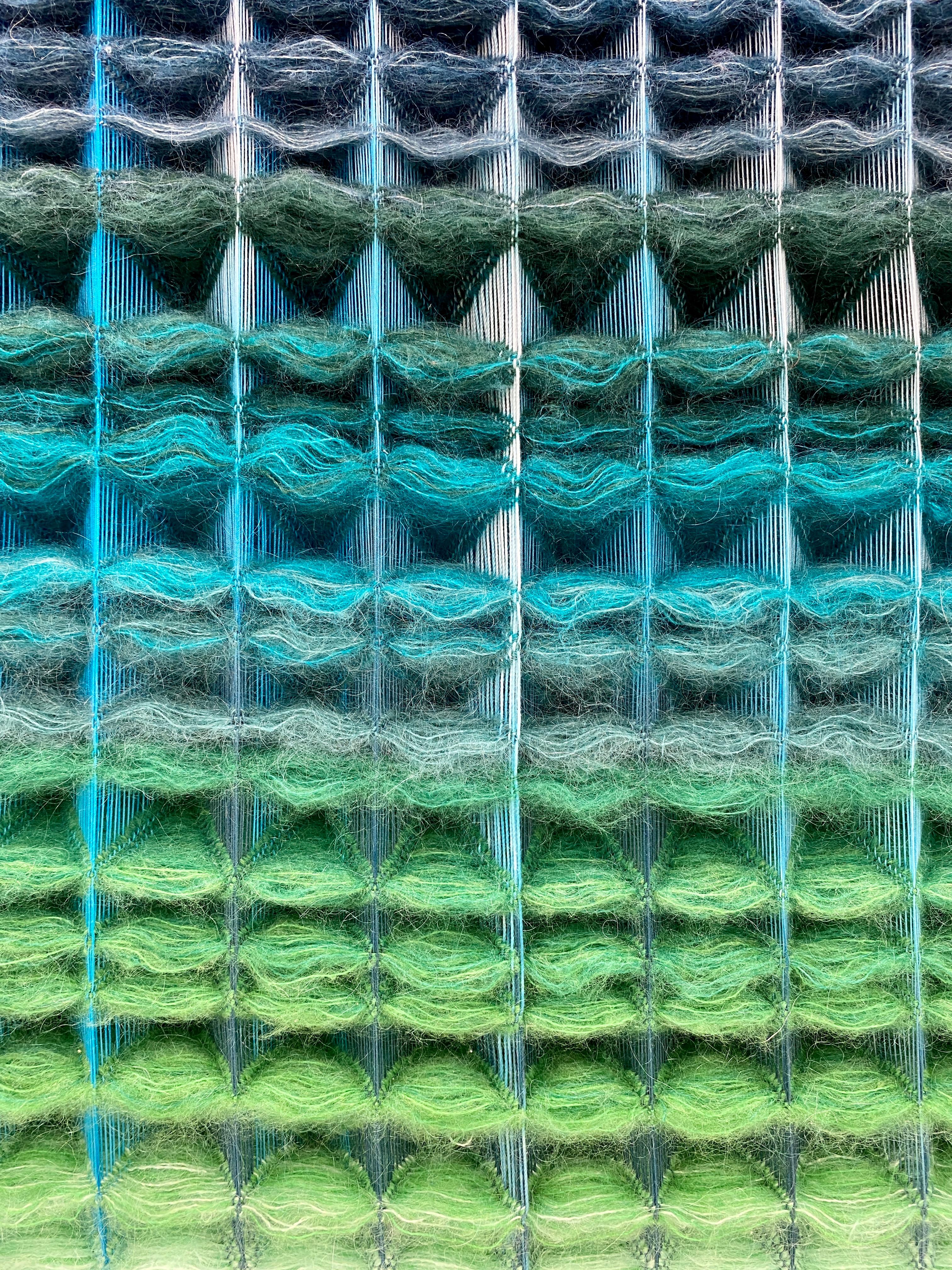 Regenbogen, zeitgenössisches 3D-Textil, gerahmt, geometrisch, strukturiert  im Angebot 3