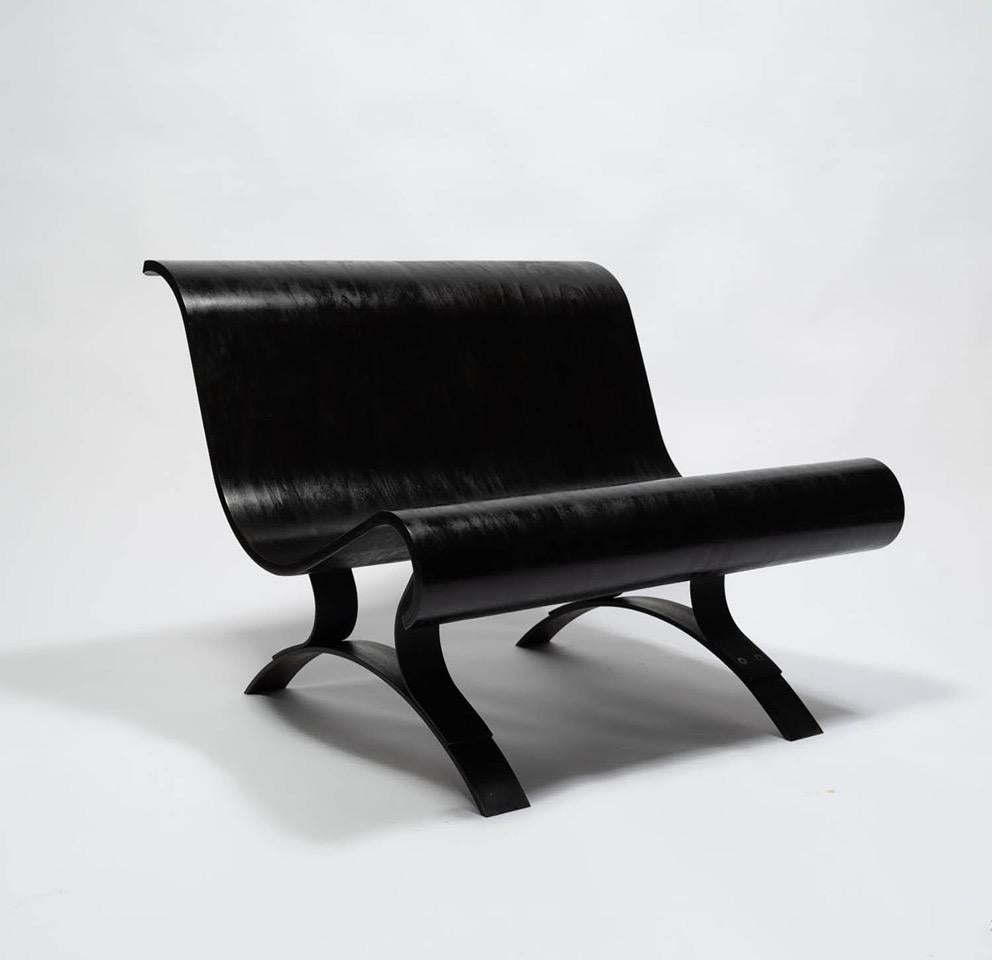 Banc Black Wave : contreplaqué de peuplier plié et sièges en acier plié  - Moderne Art par Susan Woods