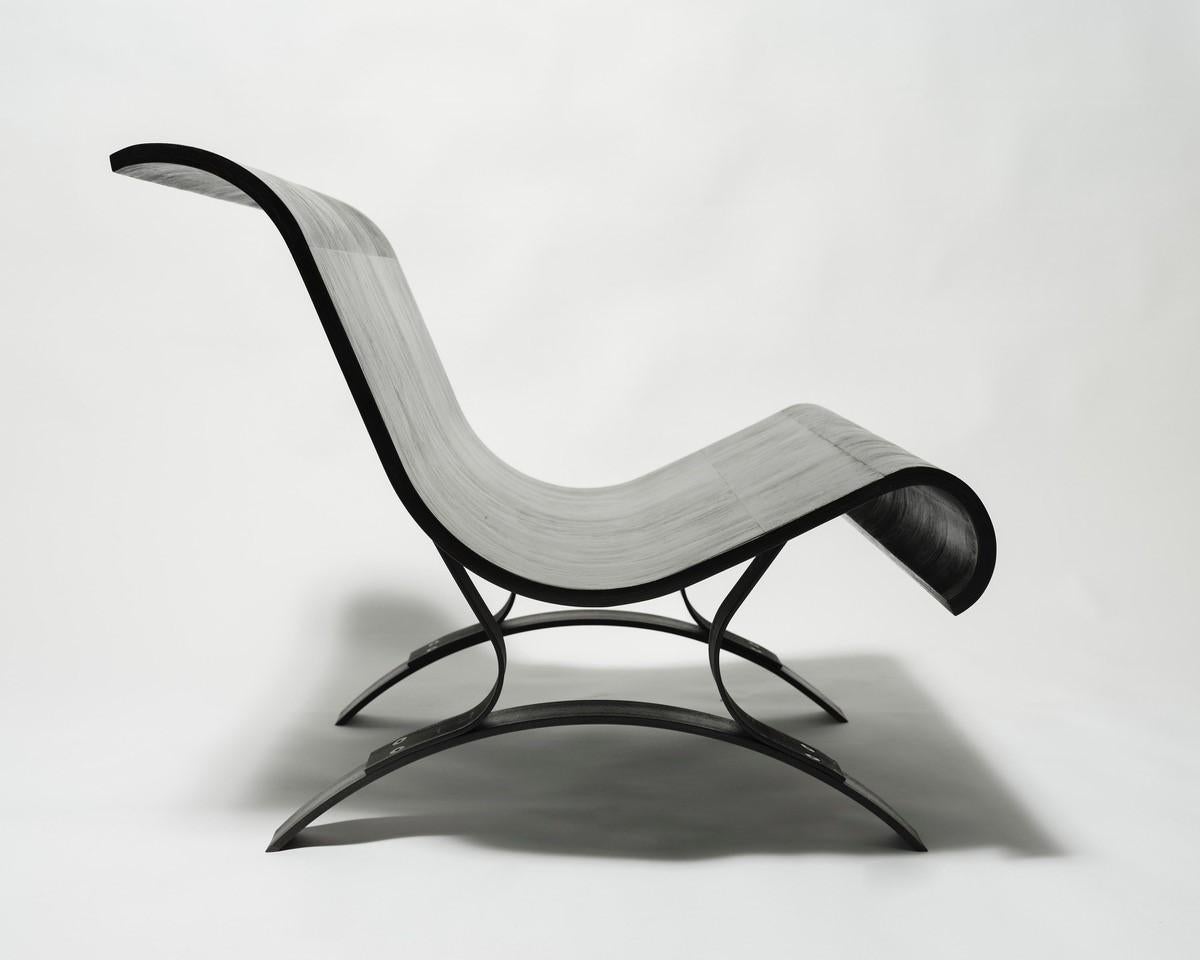 Ce magnifique meuble de l'artiste contemporaine Susan Woods est un banc fabriqué en contreplaqué de peuplier plié, avec une base solide en acier plié. Black Wave est à la fois une œuvre d'art et un siège très confortable pour une ou deux personnes.