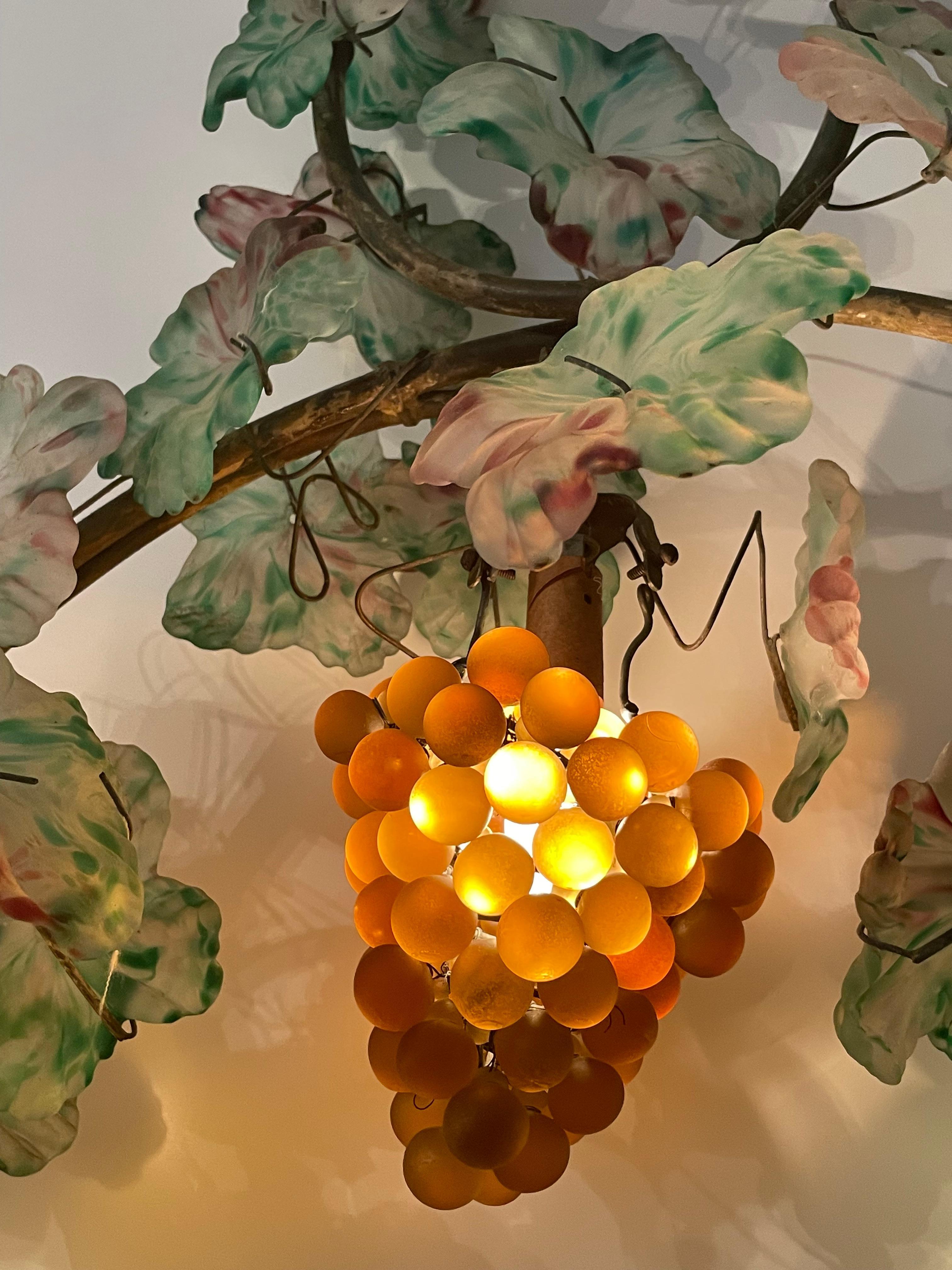 Lampe ancienne faite à la main avec des motifs botaniques par Iler Frères. en vente 1
