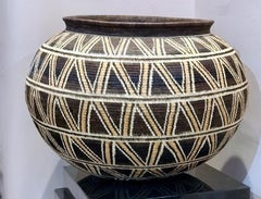 Basket by Elsa Quiros, large geometric design in brown, tan, white sunflower