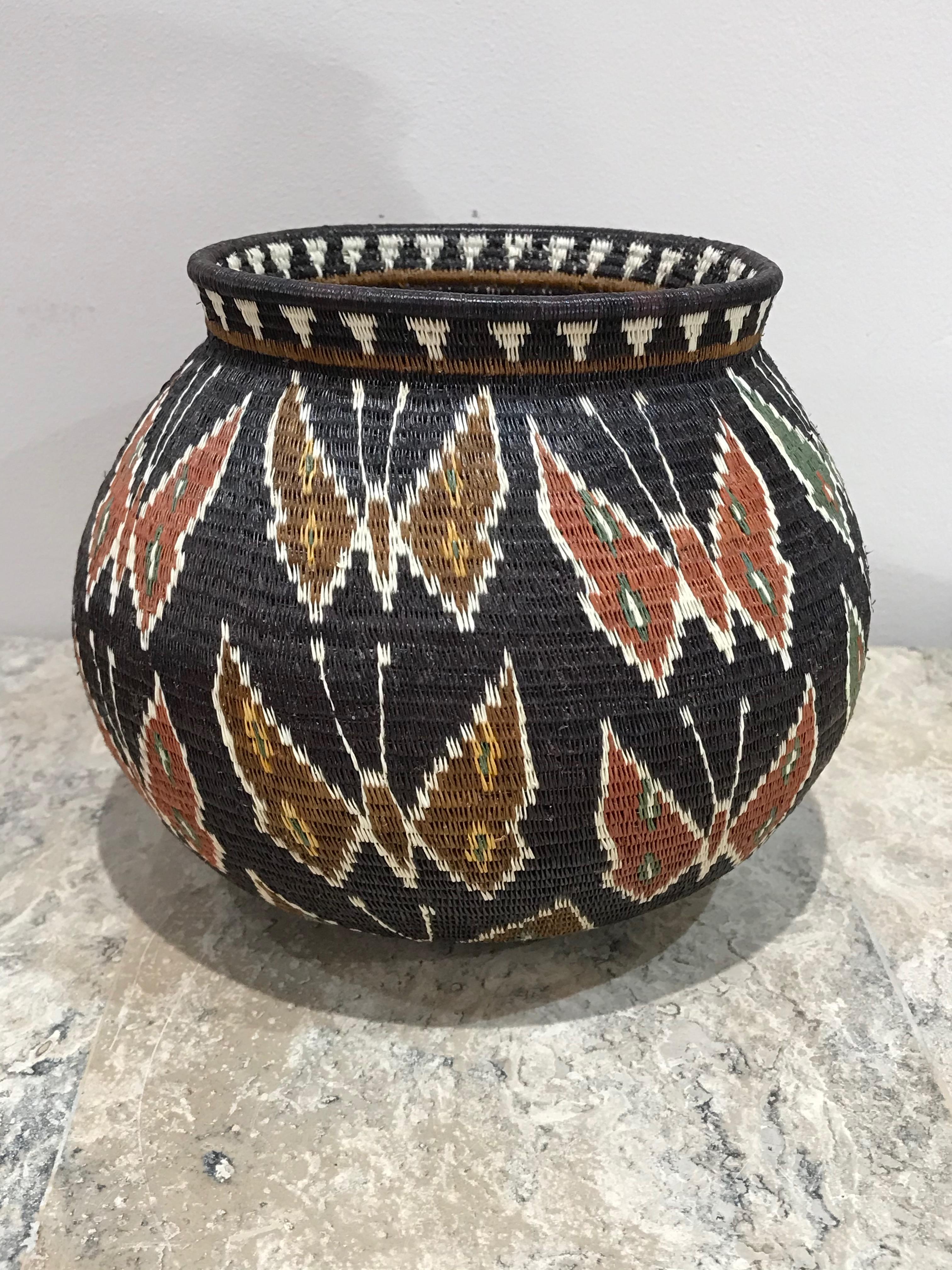 Cesta Mariposa, Tribu Wounaan, Panamá, Selva tropical, negro, rojo, verde, blanco - Mixed Media Art de Unknown