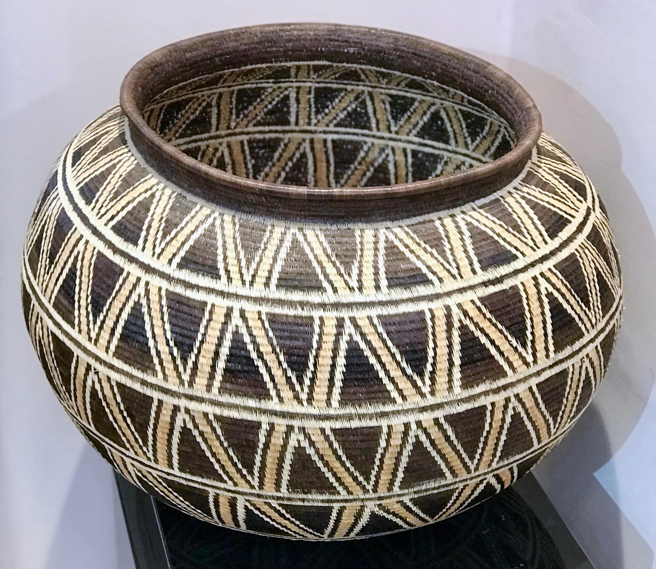 Basket by Elsa Quiros, large geometric design in brown, tan, white sunflower 2