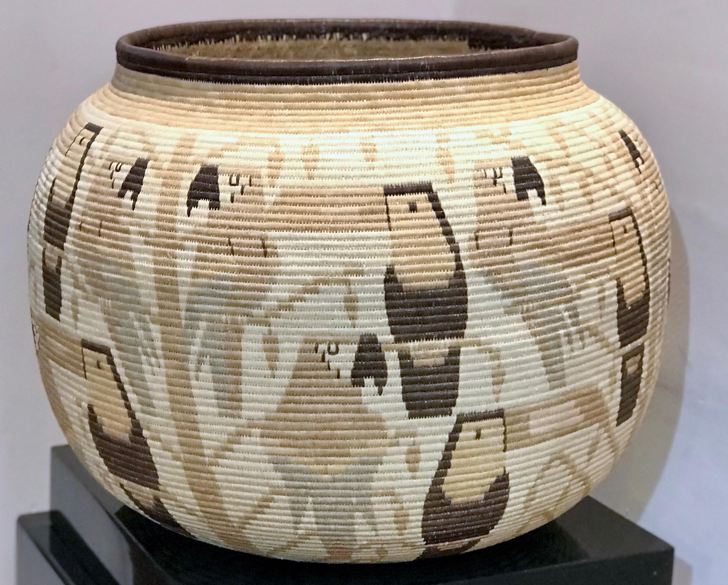 Panier, perroquet, toucan motifs forêt tropicale du Panama Tribu Wounaan 

tissé à la main avec des fibres de palmier et des teintures végétales

Les paniers sont fabriqués par les Indiens Wounaan et Embera de la forêt tropicale de Darien au Panama.