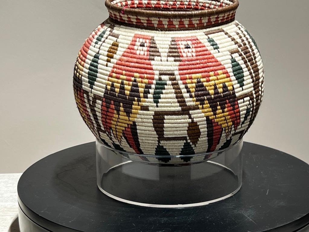 Panier de perroquet, tribu Whiting, forêt tropicale de Darien, Panama, rouge, jaune, noir, blanc en vente 4