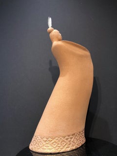Waiata, Song, scultura in ceramica, arte Maori, figura maschile contemporanea ammantata