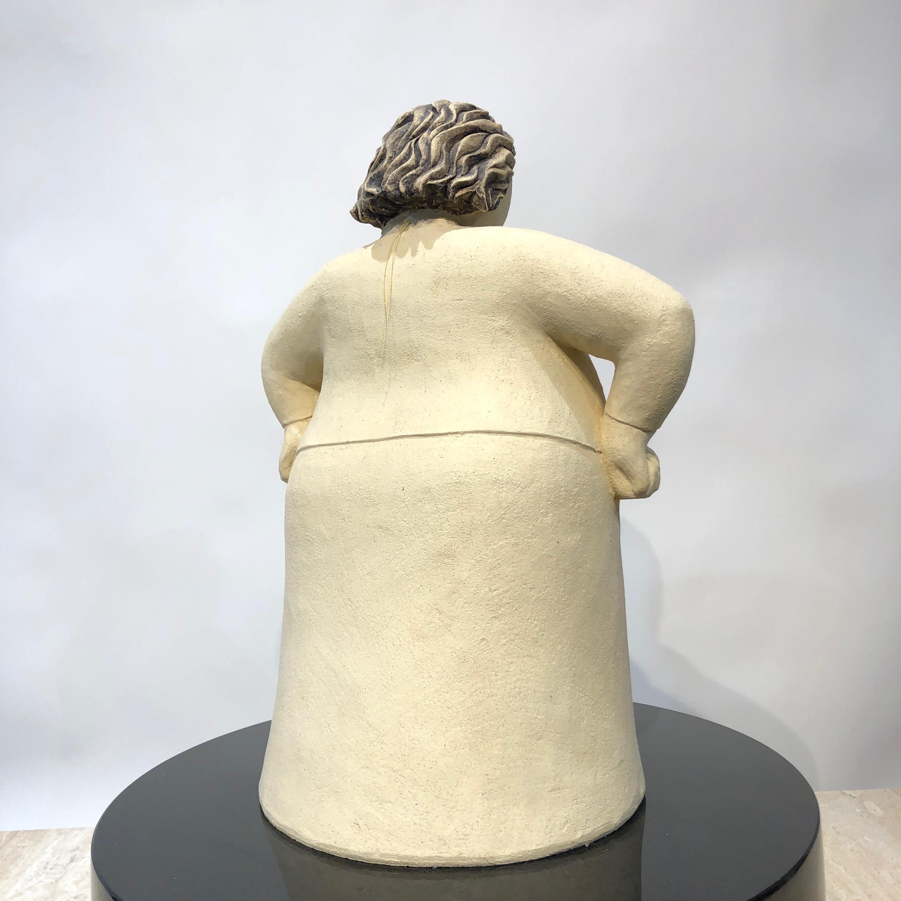 Whaea- Le matriarch, sculpture figurative en céramique, femme, argile, Maori - Contemporain Sculpture par Noelle Jakeman