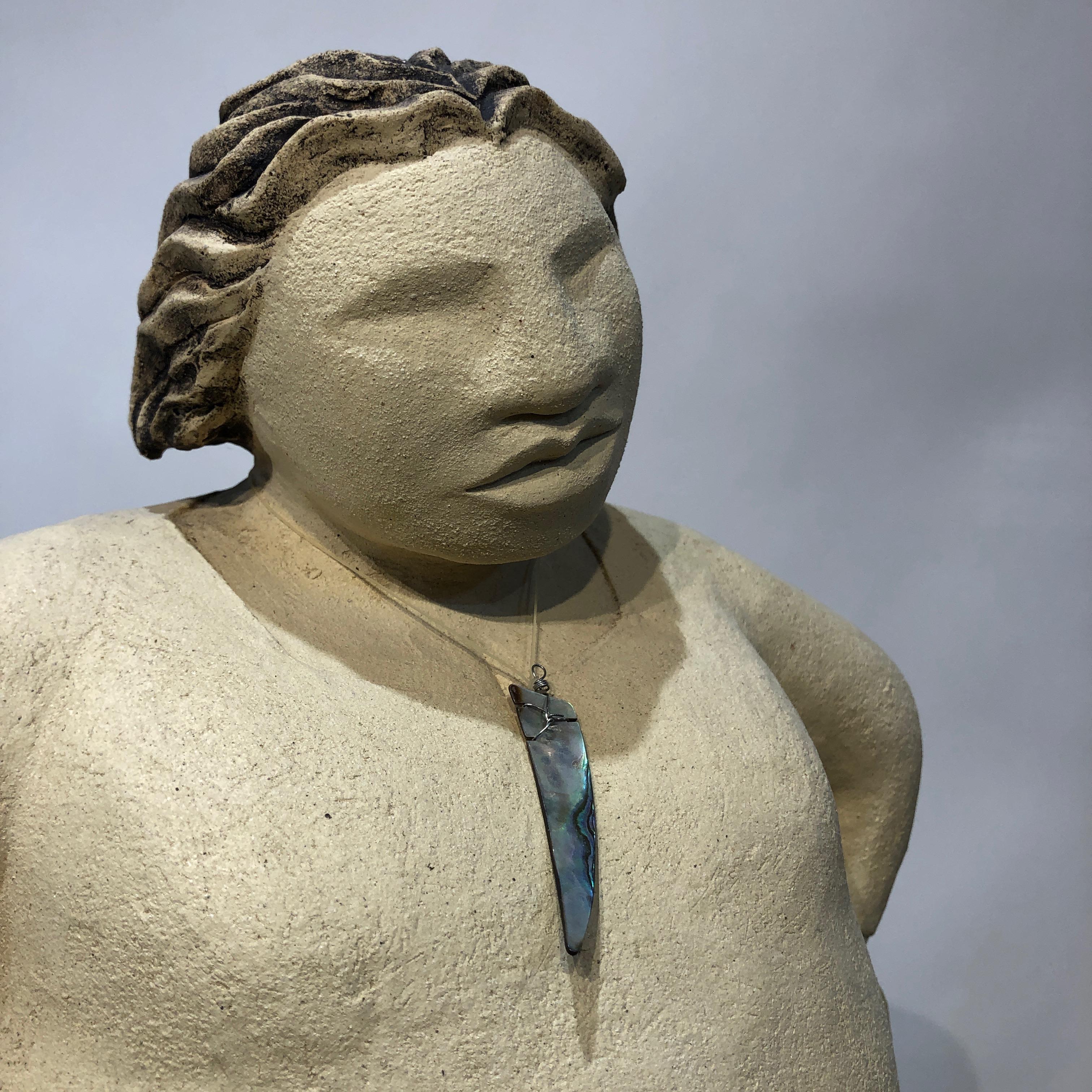 Whaea- Le matriarch, sculpture figurative en céramique, femme, argile, Maori - Gris Figurative Sculpture par Noelle Jakeman