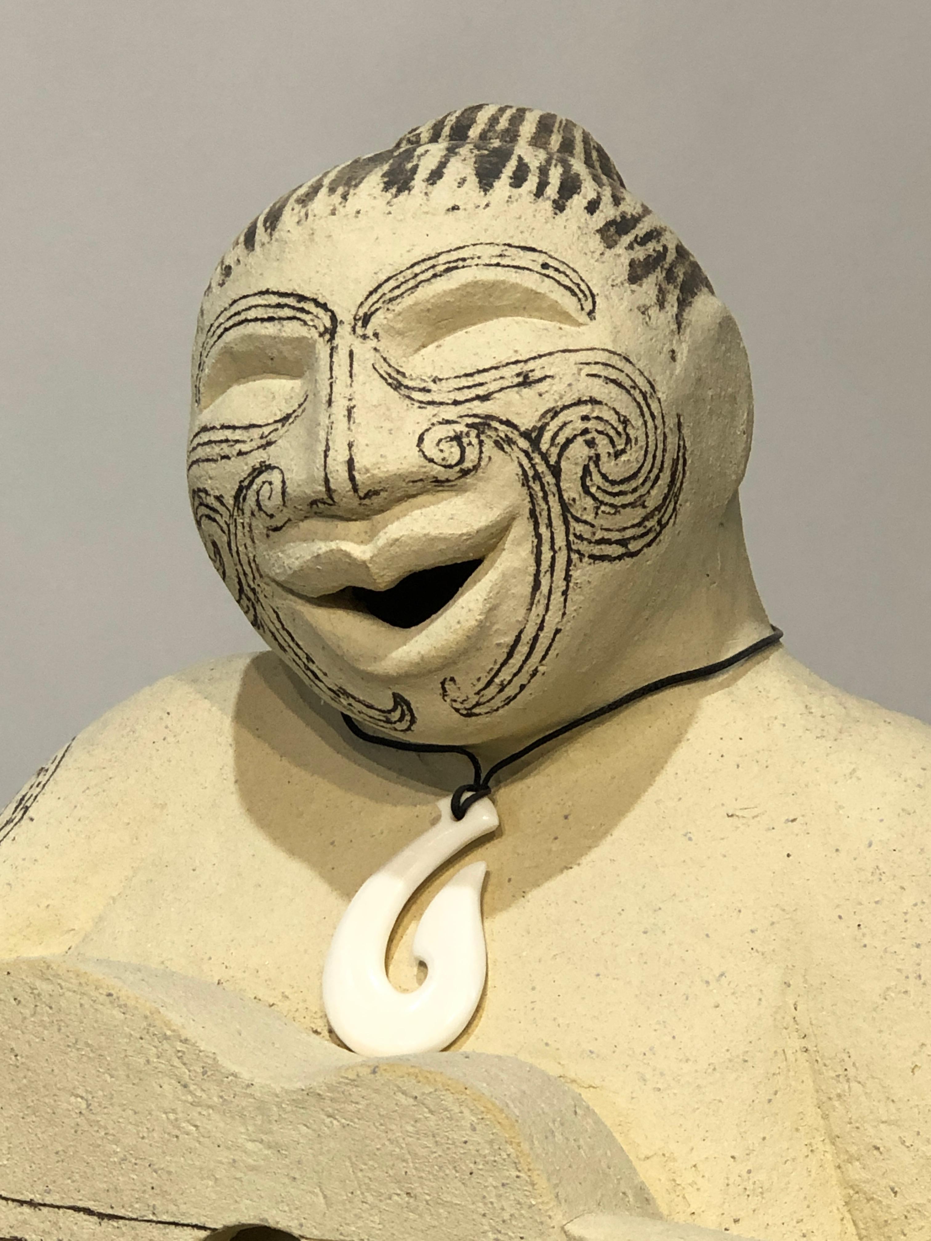 Waita - Song, Escultura maorí contemporánea, Aotearoa, moko facial, tatuaje, hombre - Sculpture de Noelle Jakeman