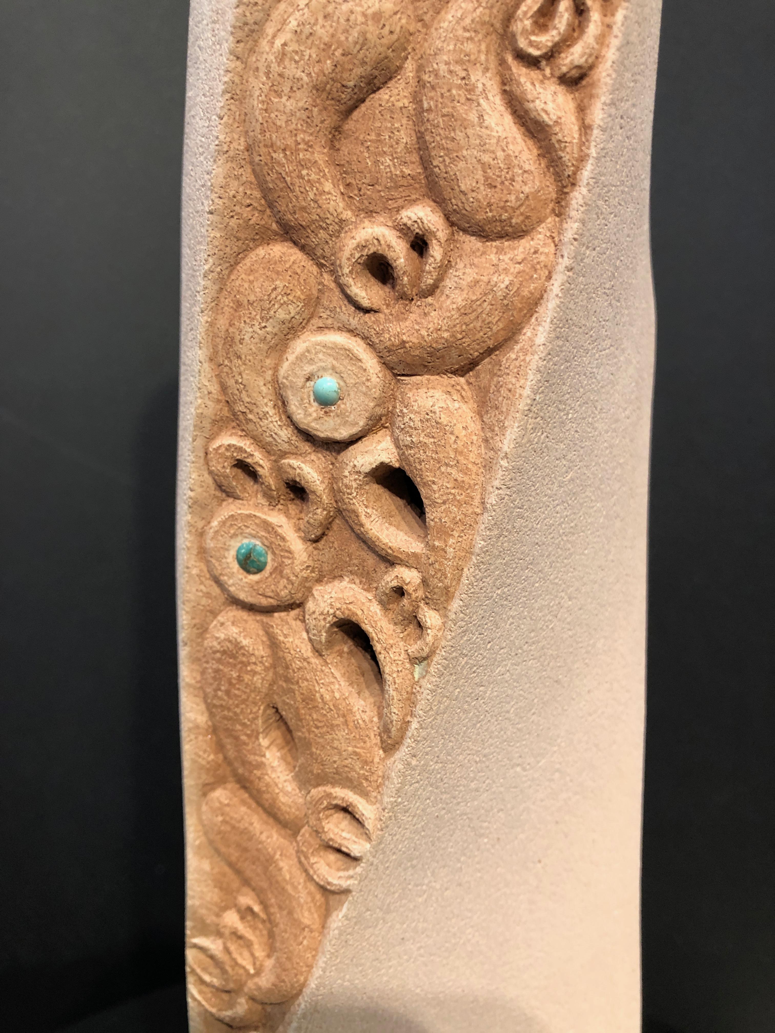 Awhi Whakapapa, Embracing Geneaology, scultura figurativa in ceramica, Contemporaneo in vendita 4