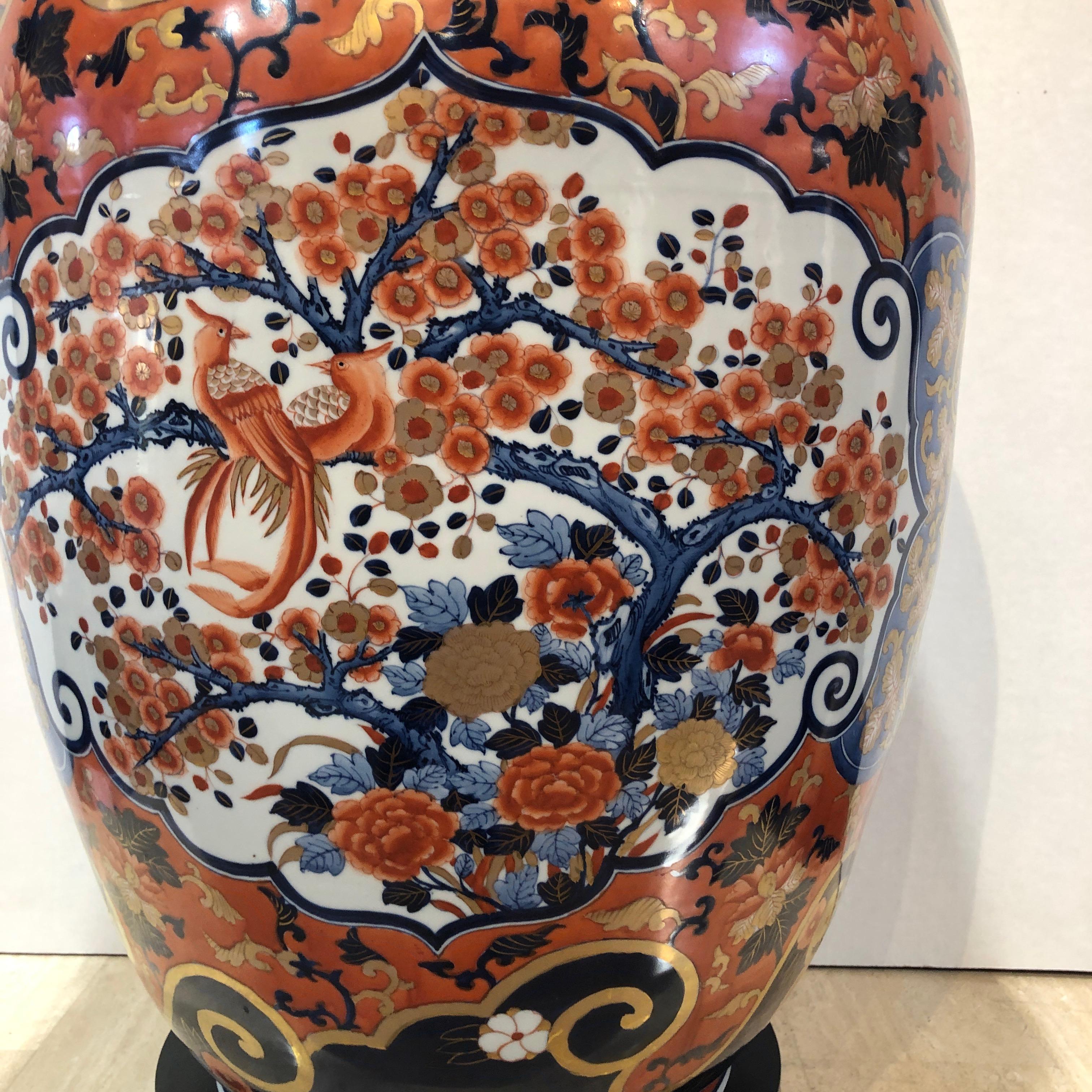 Imari vase with fluted edge, red, gold, blue, orange For Sale 1