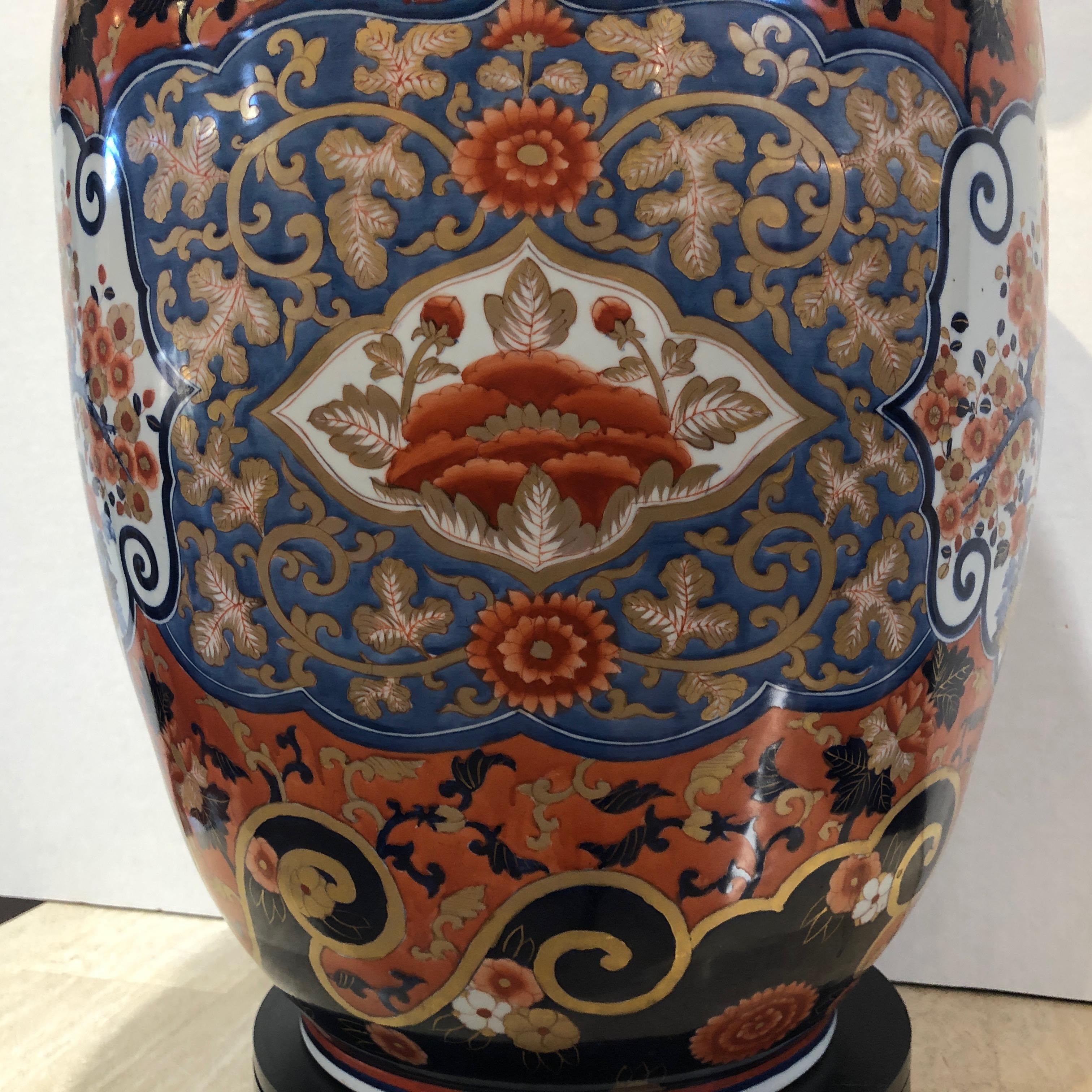 Imari vase with fluted edge, red, gold, blue, orange For Sale 2