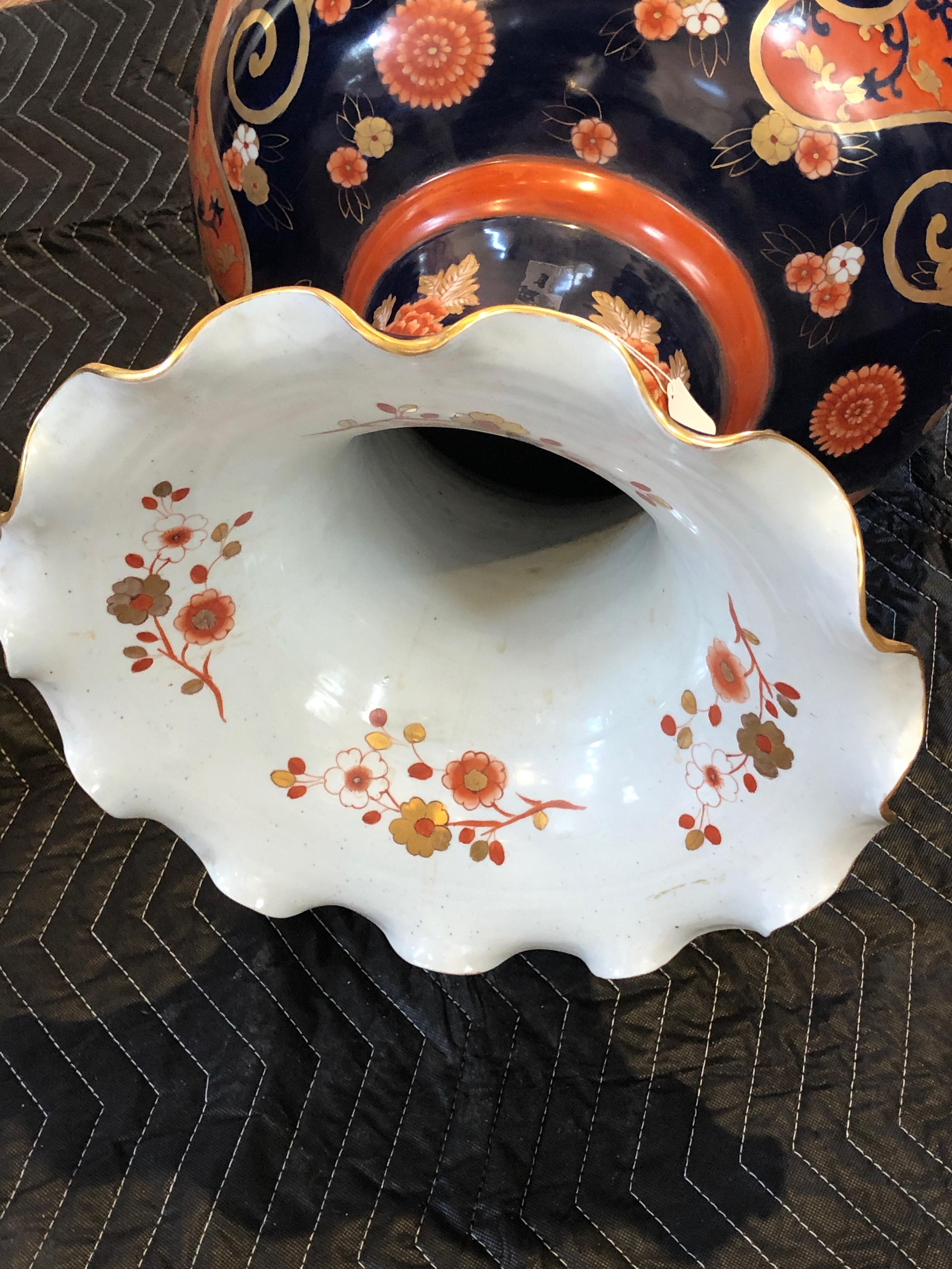 Imari vase with fluted edge, red, gold, blue, orange For Sale 5