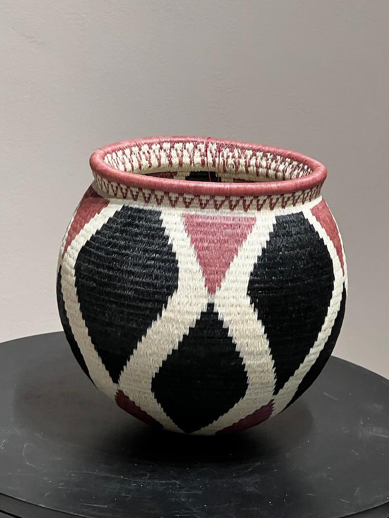 Black, cream and rose-colored basket, Wounaan tribe, Panama rainforest, handwork

Silk weave, an extremely finely woven basket from the Wounaan Tribe in Panama, Darien Rainforest.   Dalila Cabezon


The baskets are made by the Wounaan and Embera