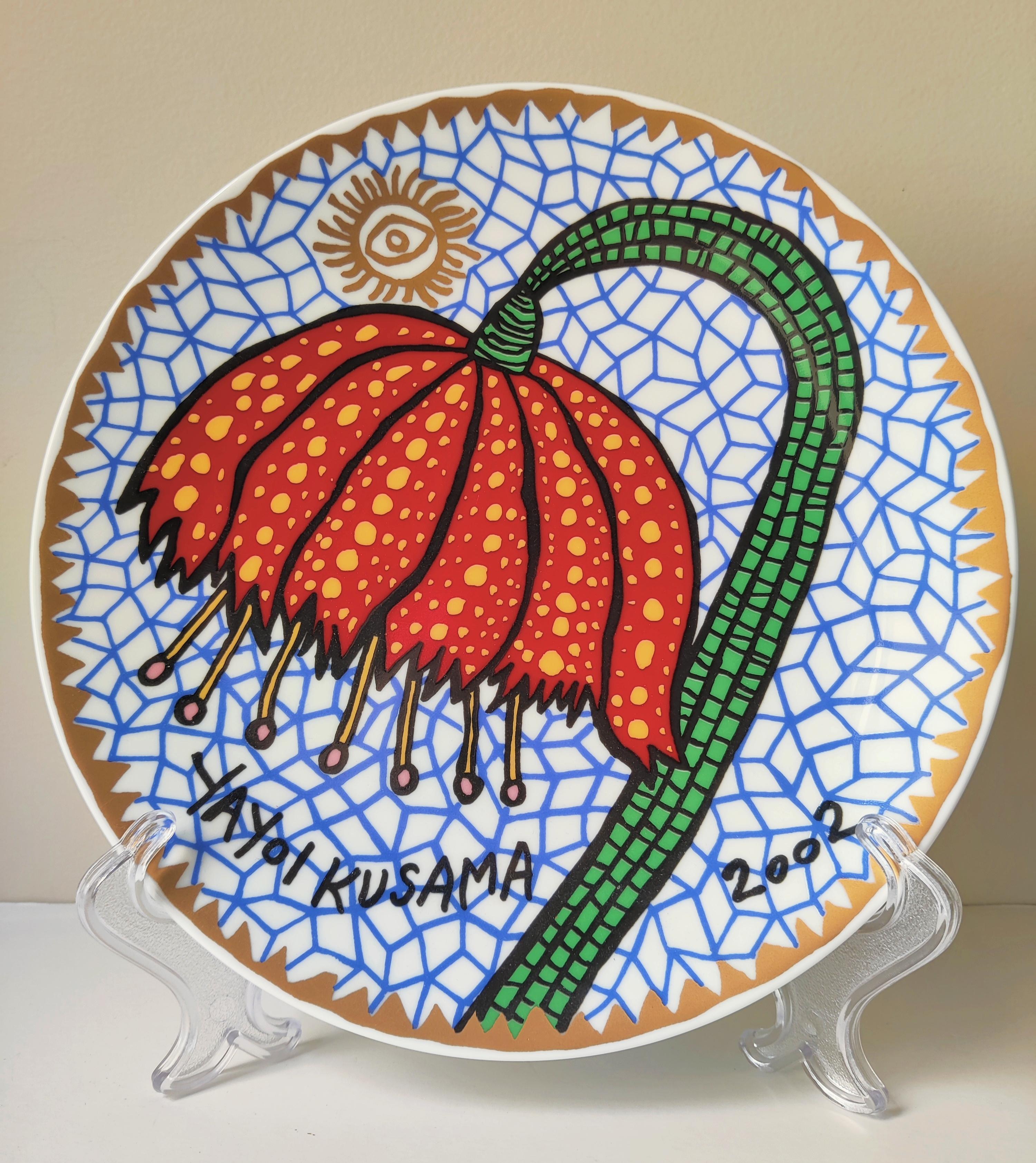 Yayoi Kusama (japonaise, née en 1939) plaque de céramique émaillée.

Intitulé "Fleur rouge".

Signé et daté 2002.

Marqué et numéroté 209/300 au verso.

Diamètre de 22,7 cm.