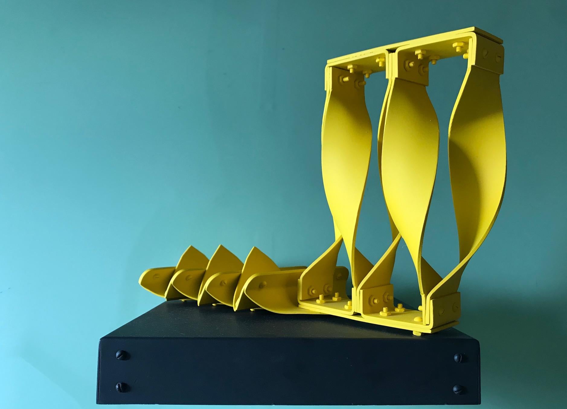 Sculpture abstraite jaune Carabela - Bleu Abstract Sculpture par Edgard Negret