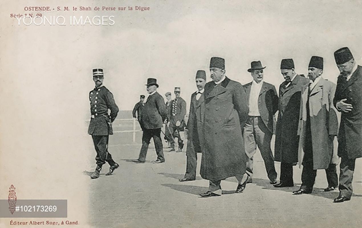 Der Besuch des Königs von Persien Mozaffar al-Din Shah Qajar in der Ostende Hippodr (Grau), Landscape Art, von Carlo Brancaccio