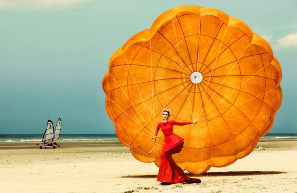 Kristian Schuller Figurative Photograph – Nadja Auermann – farbenfrohes Porträt des Supermodels am Strand