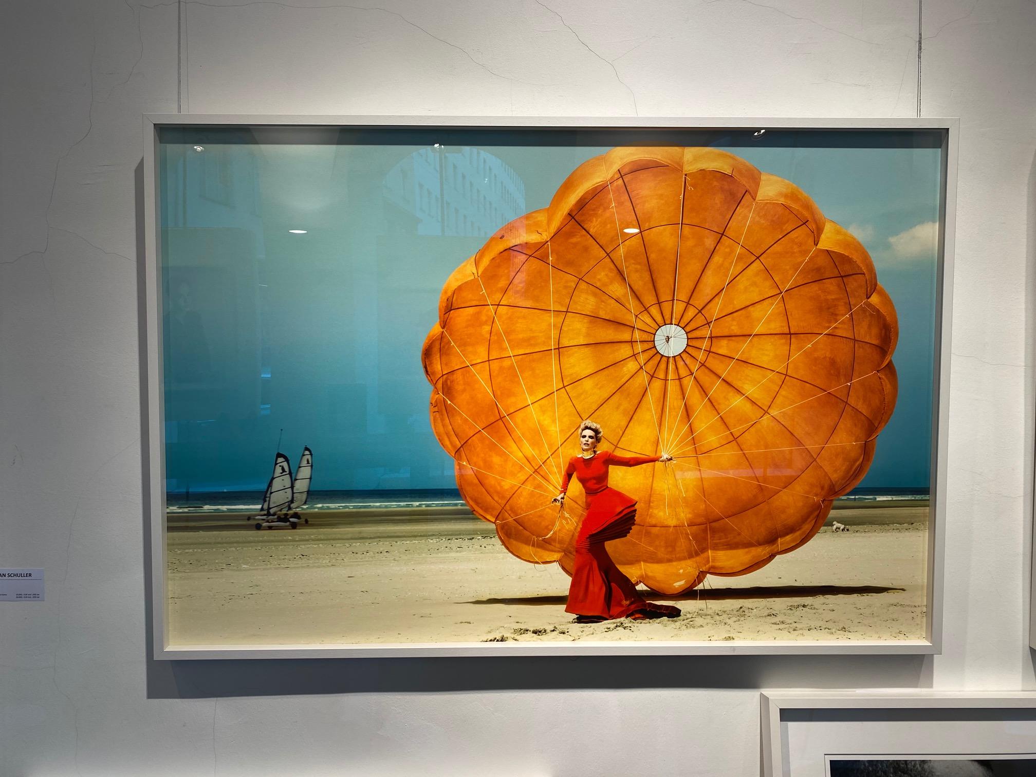 Nadja Auermann – farbenfrohes Porträt des Supermodels am Strand – Photograph von Kristian Schuller