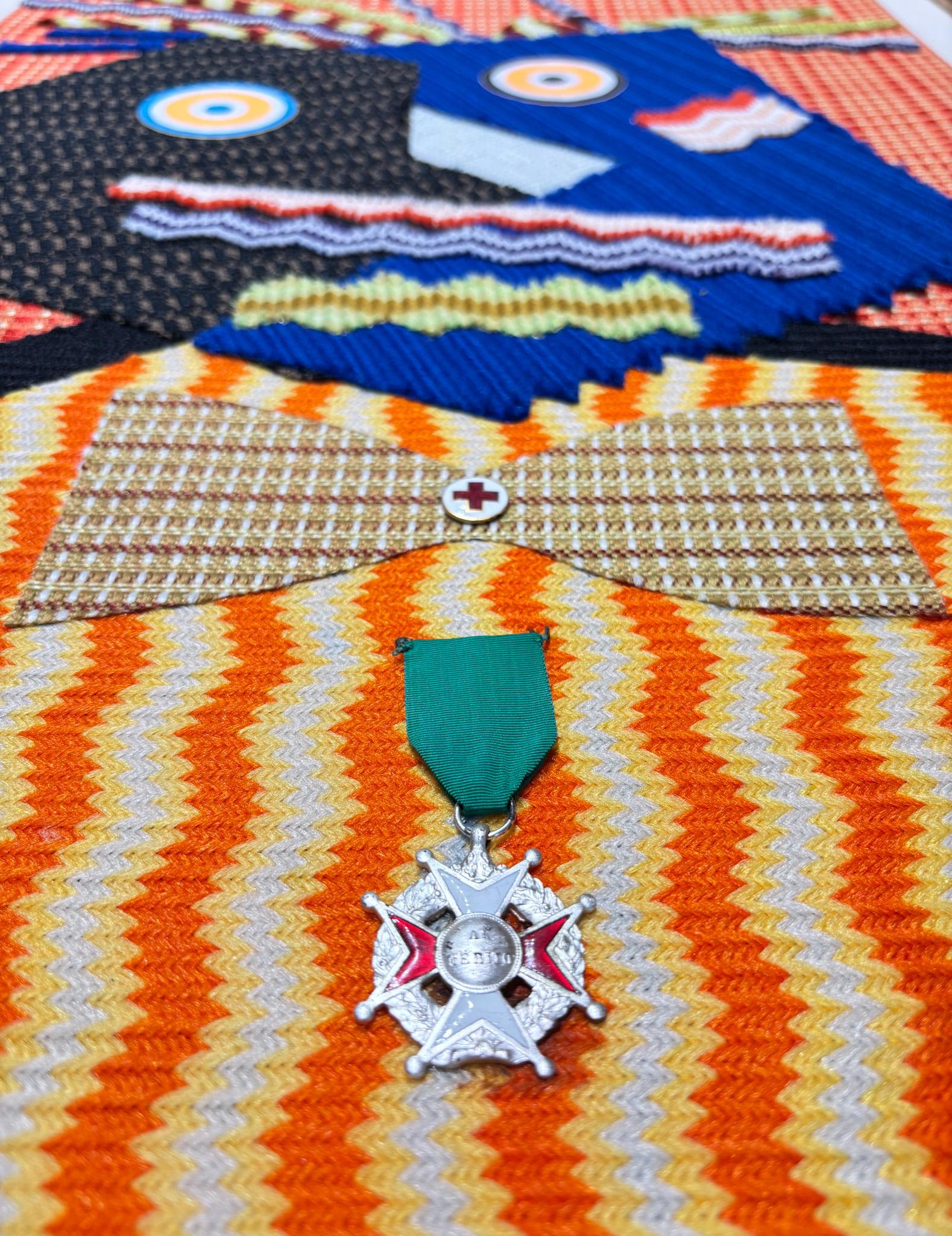 Enrico Baj (1924-2003) - MISTER DUPONT DE NEMOURS - Fabrice e collage su tavola in vendita 6