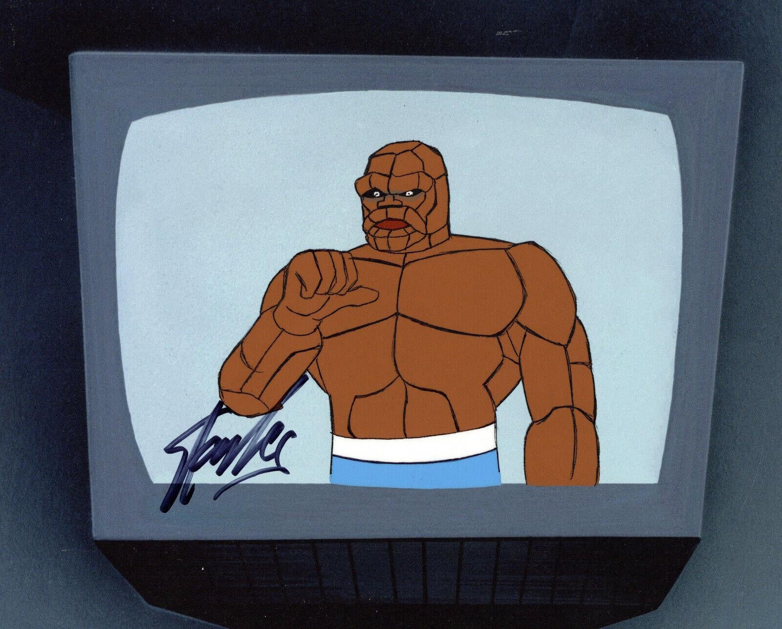 Se vende una celda de producción original de la serie sobre fondo impreso con un dibujo de producción original a juego de la serie La Cosa de 1979 creada por Hanna Barbera. Tanto la celda como el dibujo vienen firmados a mano por Stan Lee, sin
