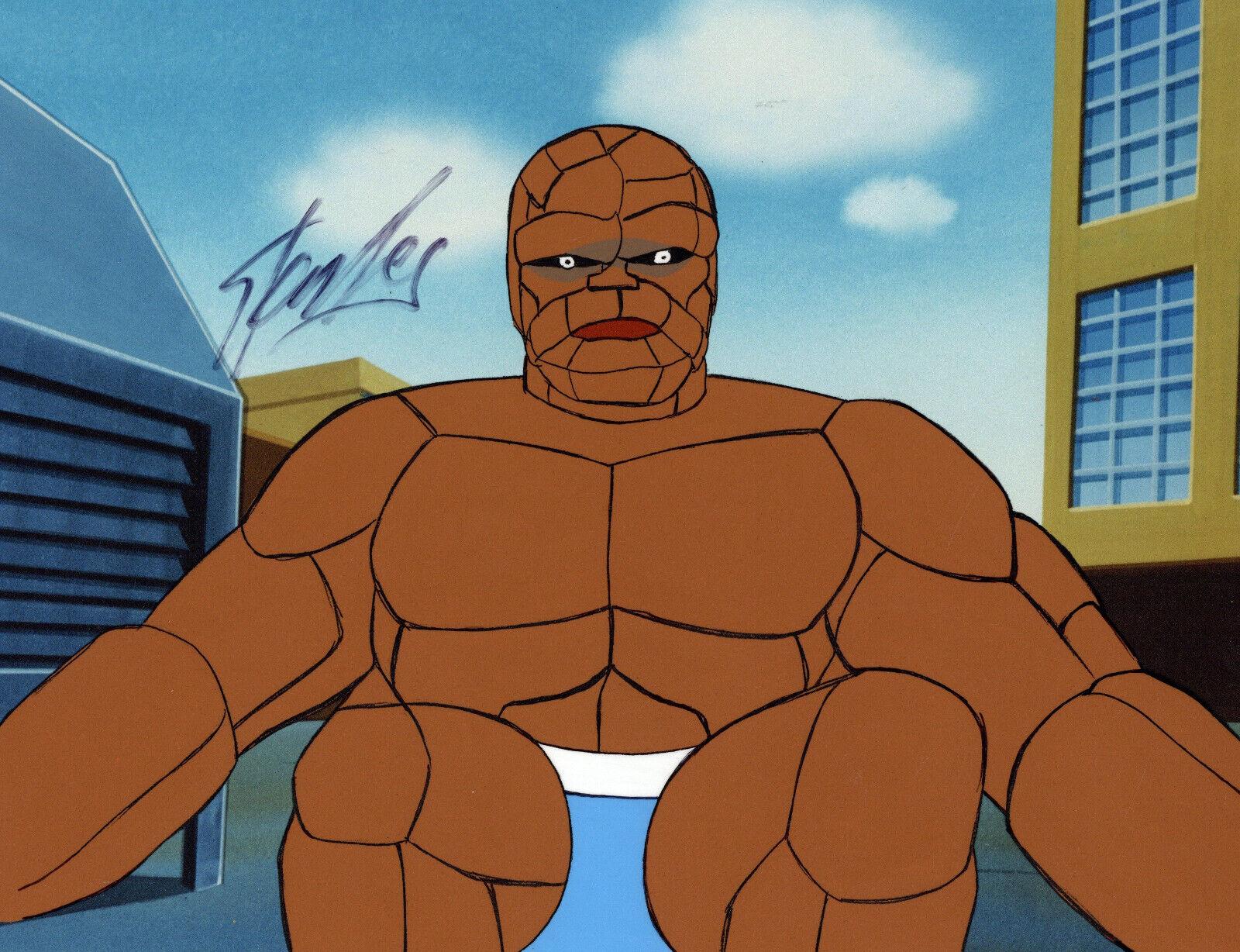 Se vende una celda de producción original de la serie sobre fondo impreso con un dibujo de producción original a juego de la serie La Cosa de 1979 creada por Hanna Barbera. Tanto la celda como el dibujo vienen firmados a mano por Stan Lee, sin