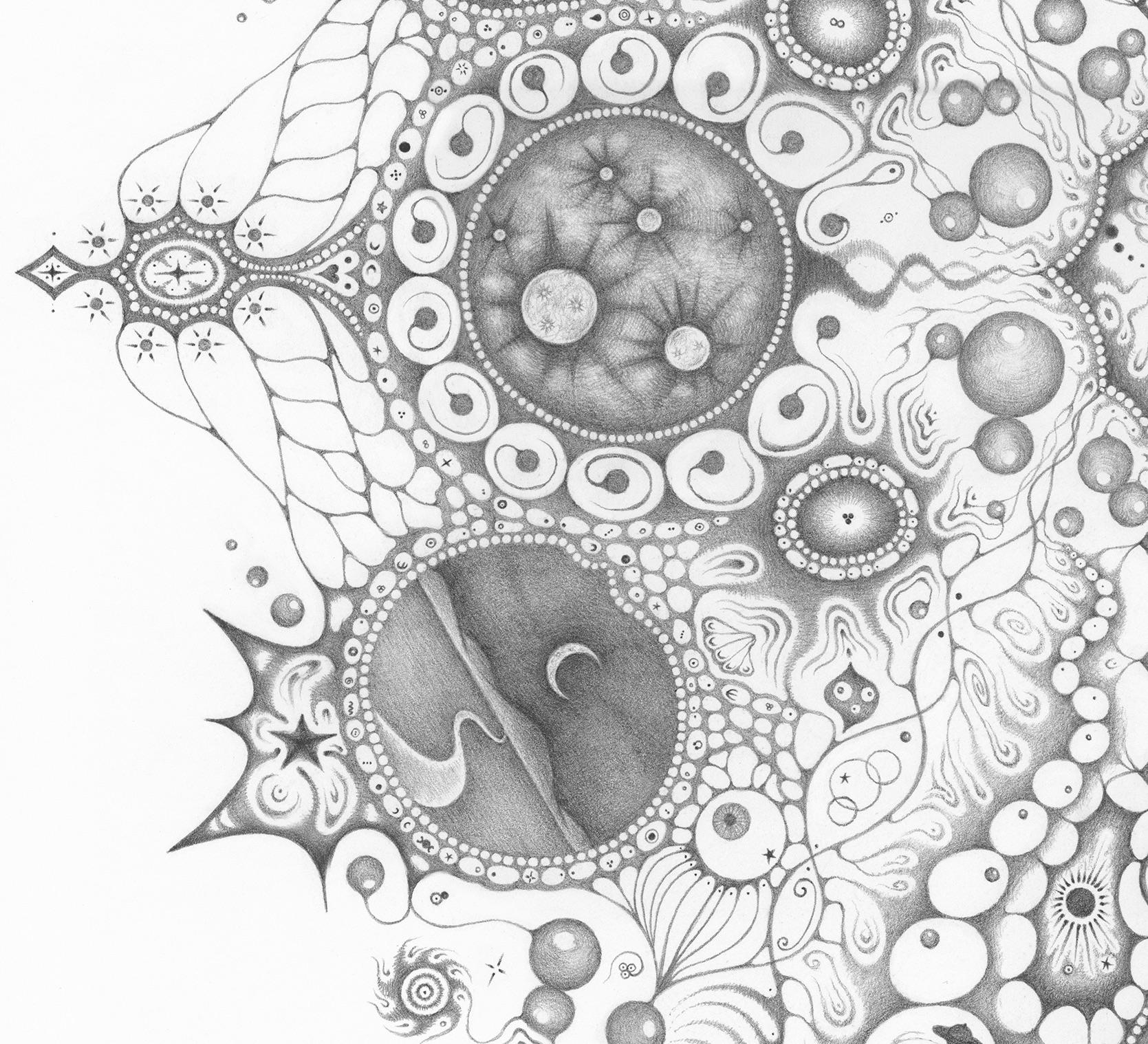 Ein akribisch detailliertes Mandala mit winzigen Vignetten von Himmelskörpern, Planeten und Miniaturlandschaften mit endlosen Horizonten ist in sorgfältig aufgetragenem Graphit auf Papier dargestellt. Diese Zeichnung ist vollständig von Hand