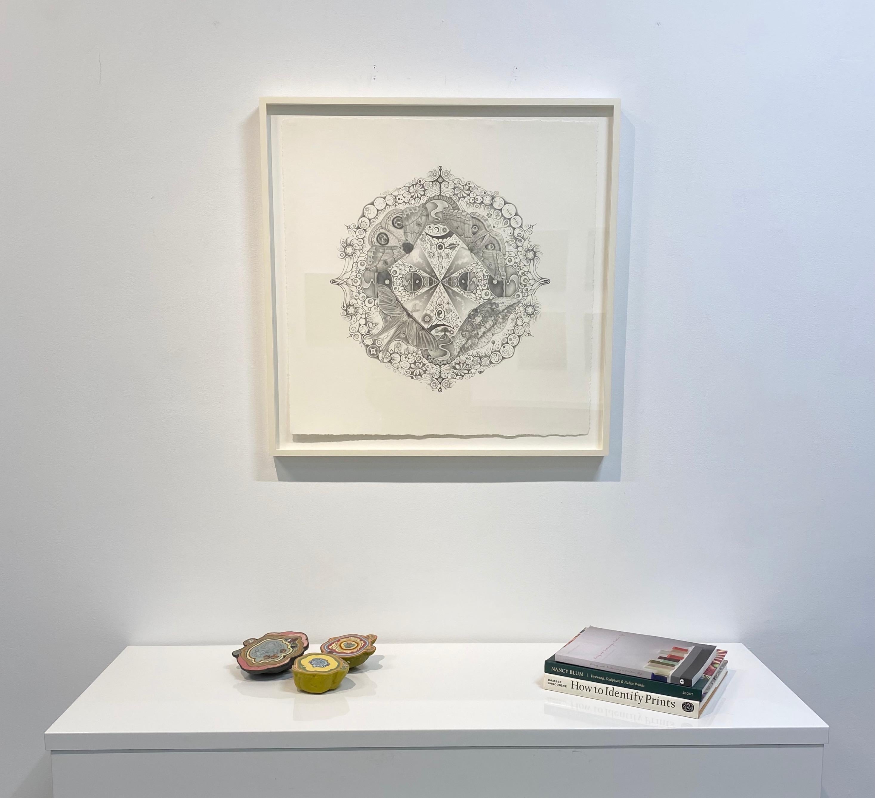 Schneeflocken 139 Zusammenhänge, Moths, Planeten, Muster, Mandala-Bleistiftzeichnung – Art von Michiyo Ihara