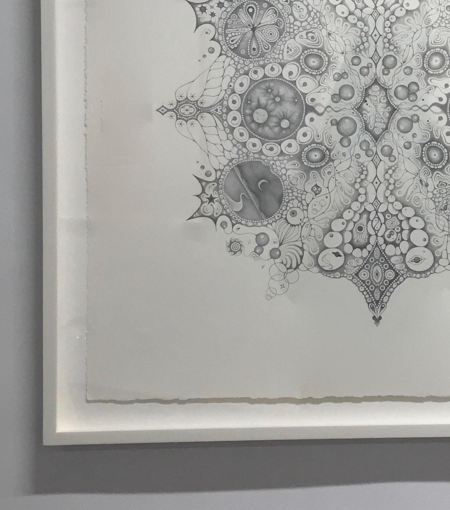 Drawing Mandala « Oneness » 125 flocons de neige, planètes, croissants de lune, motifs - Gris Abstract Drawing par Michiyo Ihara