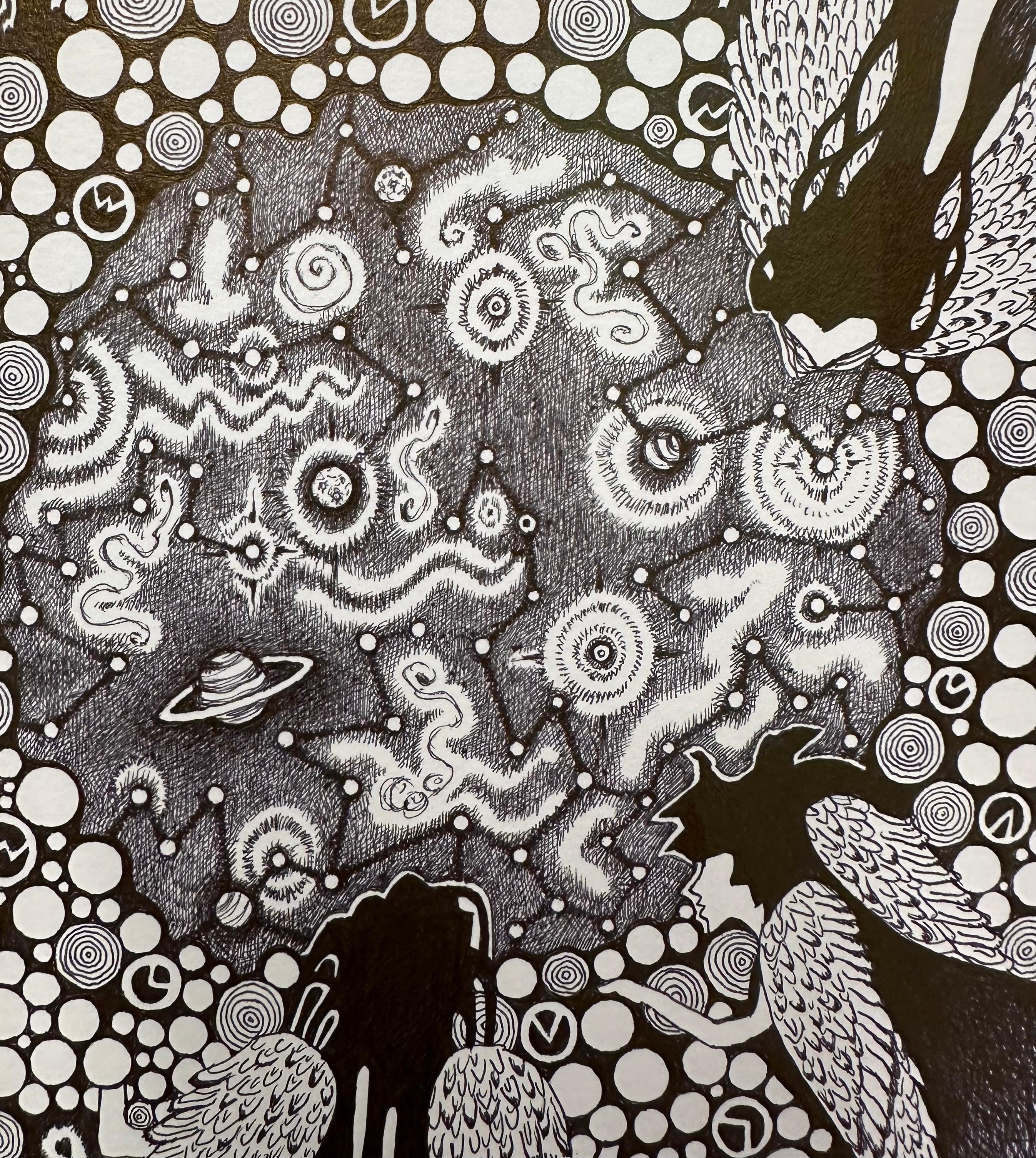 Una escena surrealista con espirales, formas florales y motivos en blanco y negro meticulosamente representados. Este dibujo está hecho totalmente a mano, utilizando sólo bolígrafo y papel.

Enmarcado en un marco de madera maciza negra con cristal