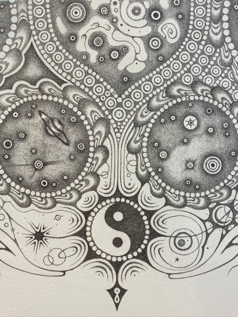 Patrones meticulosamente intrincados y pequeñas viñetas con diminutos planetas anillados y cosmos galácticos se extienden hacia el exterior desde el centro de este mandala circular. Dos símbolos Ying y Yang perfectamente equilibrados, uno en la