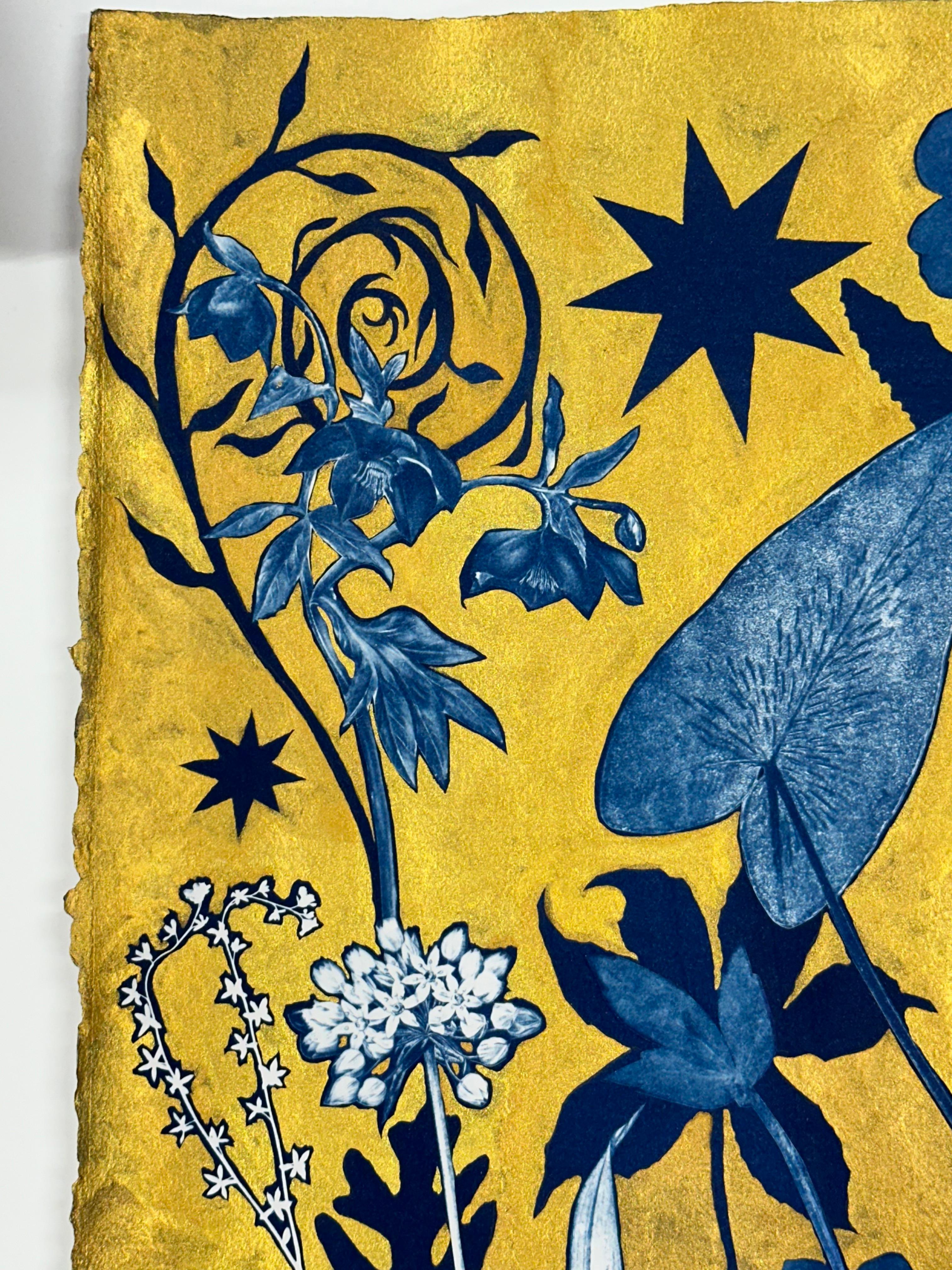 Gold Flora Schatten Orchidee - Metallic Botanical Cyanotype Gemälde Blumen in Gold, 2023 im Angebot 3