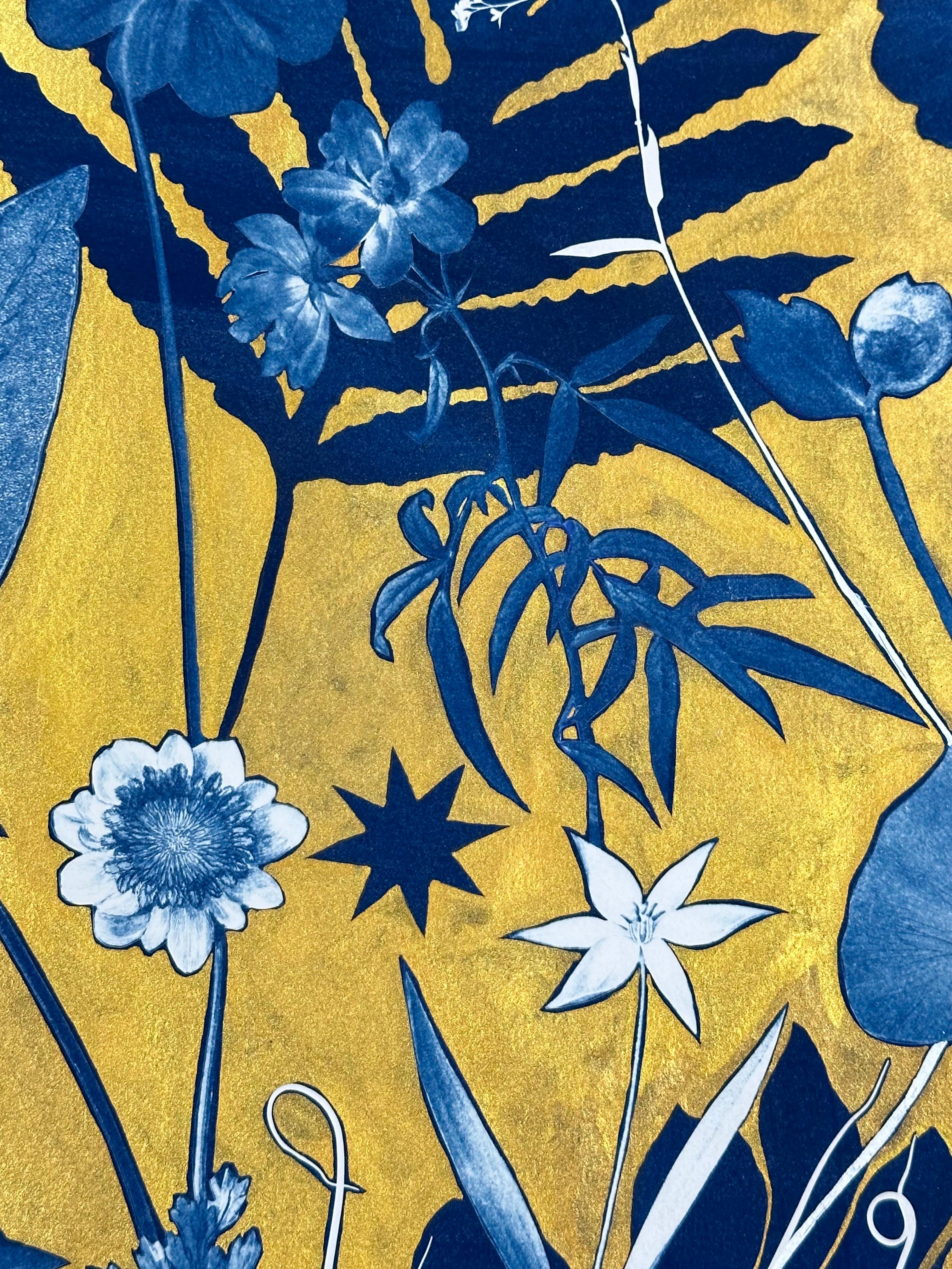 Gold Flora Schatten Orchidee - Metallic Botanical Cyanotype Gemälde Blumen in Gold, 2023 im Angebot 8