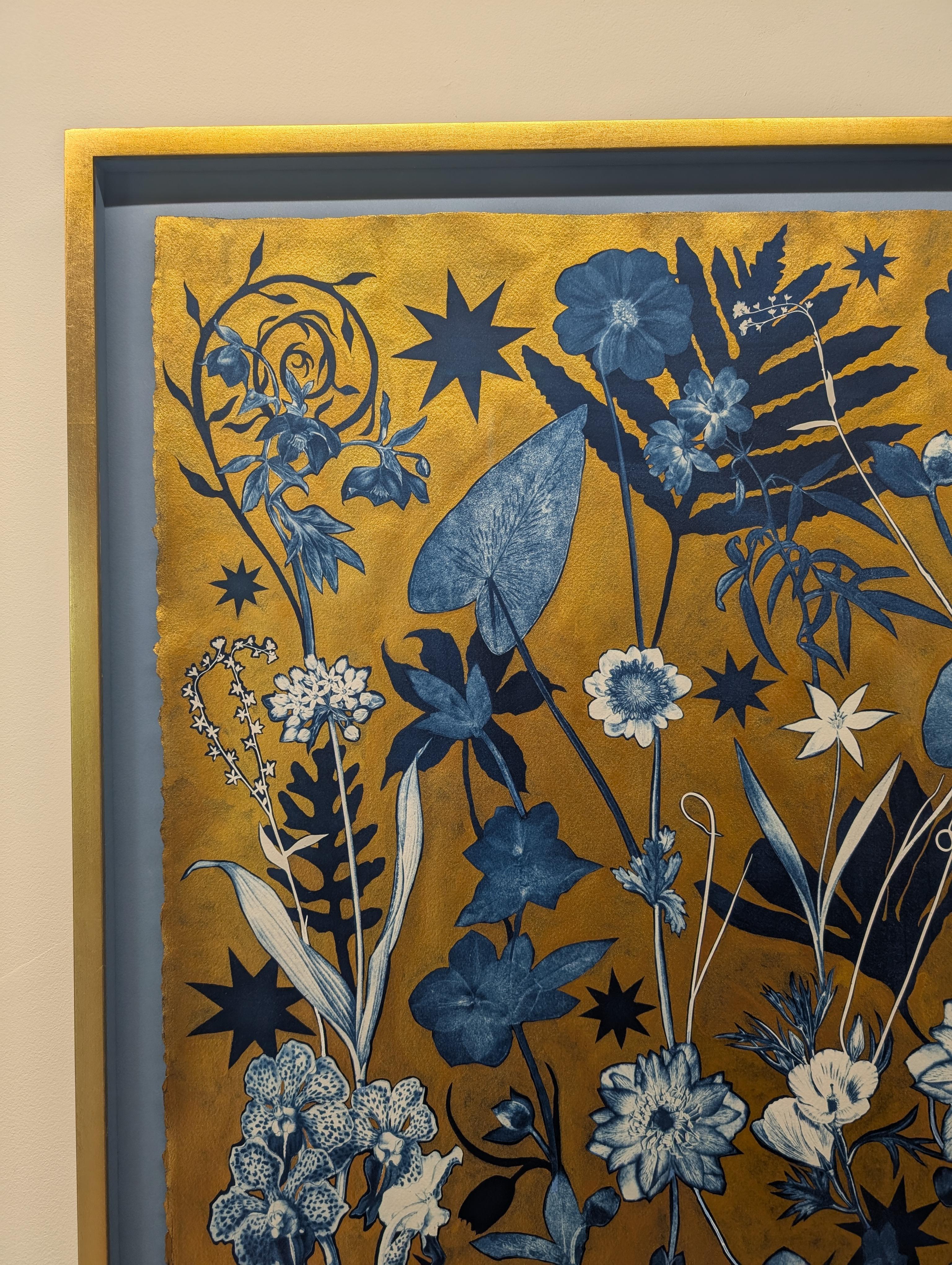 Gold Flora Schatten Orchidee - Metallic Botanical Cyanotype Gemälde Blumen in Gold, 2023 im Angebot 1