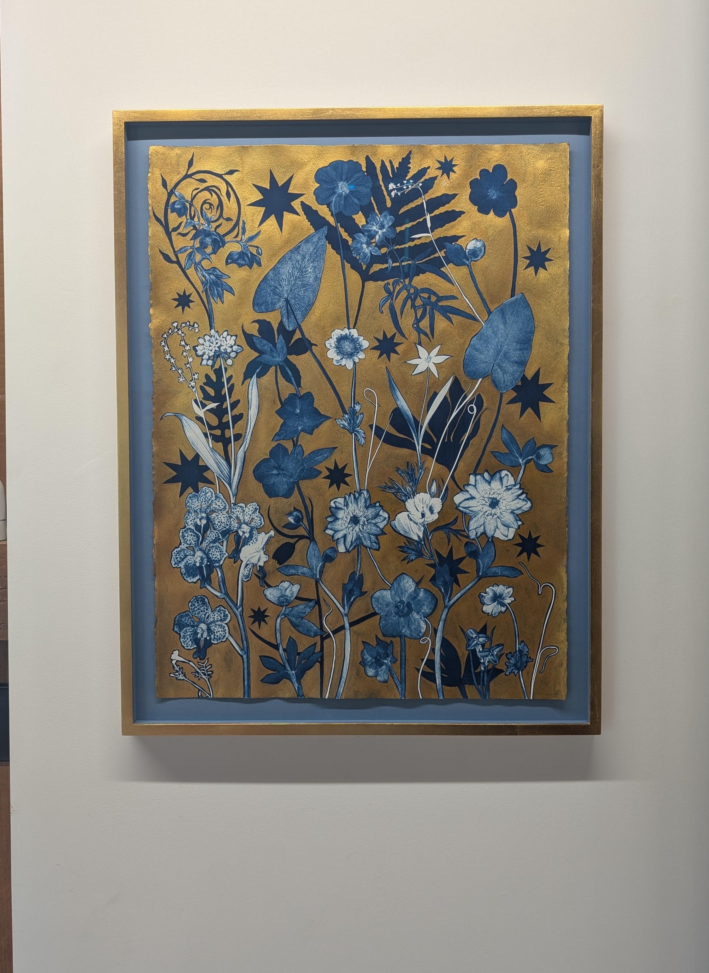 Gold Flora Schatten Orchidee - Metallic Botanical Cyanotype Gemälde Blumen in Gold, 2023 (Zeitgenössisch), Art, von Julia Whitney Barnes