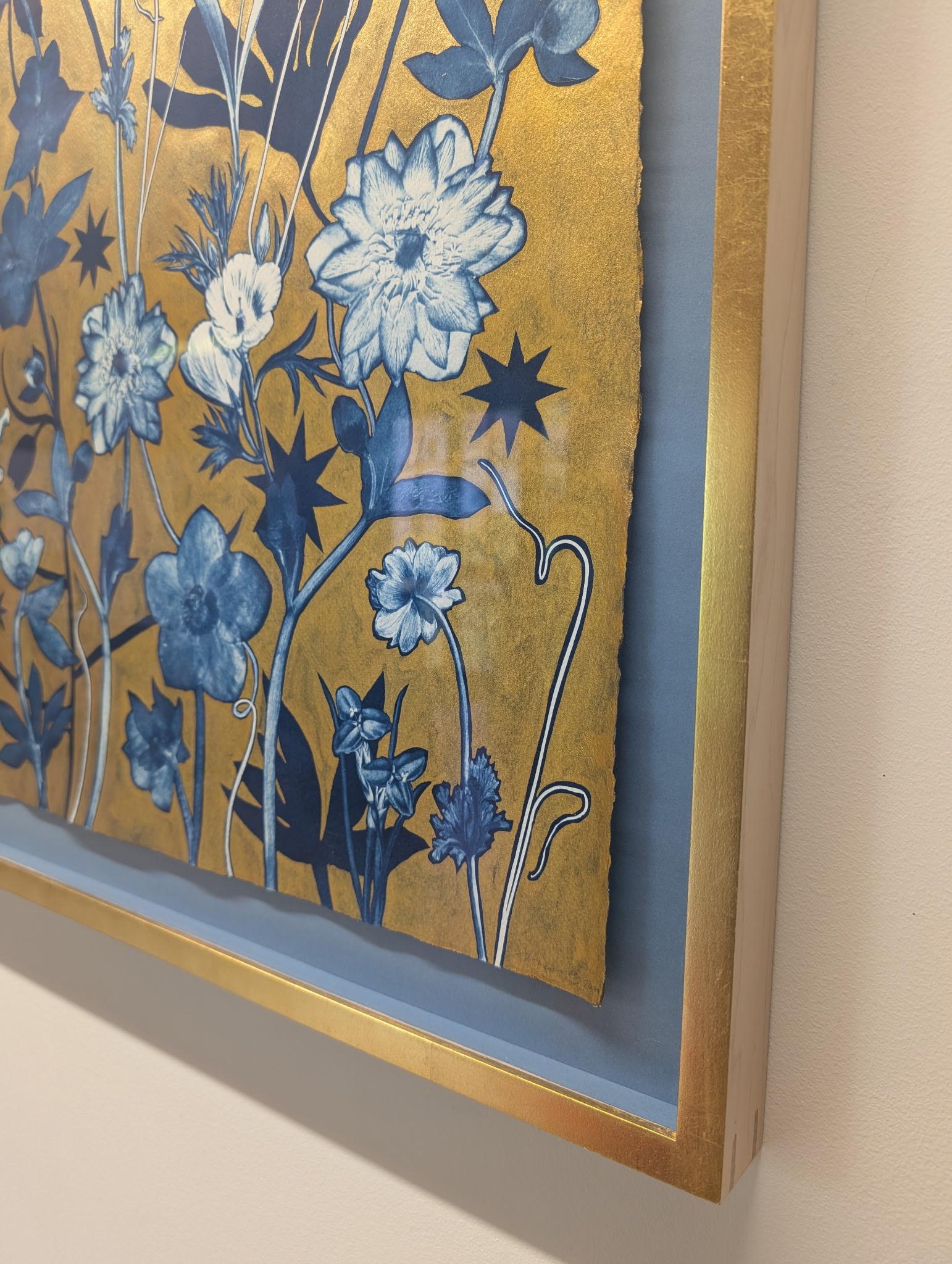 Gold Flora Schatten Orchidee - Metallic Botanical Cyanotype Gemälde Blumen in Gold, 2023 im Angebot 12