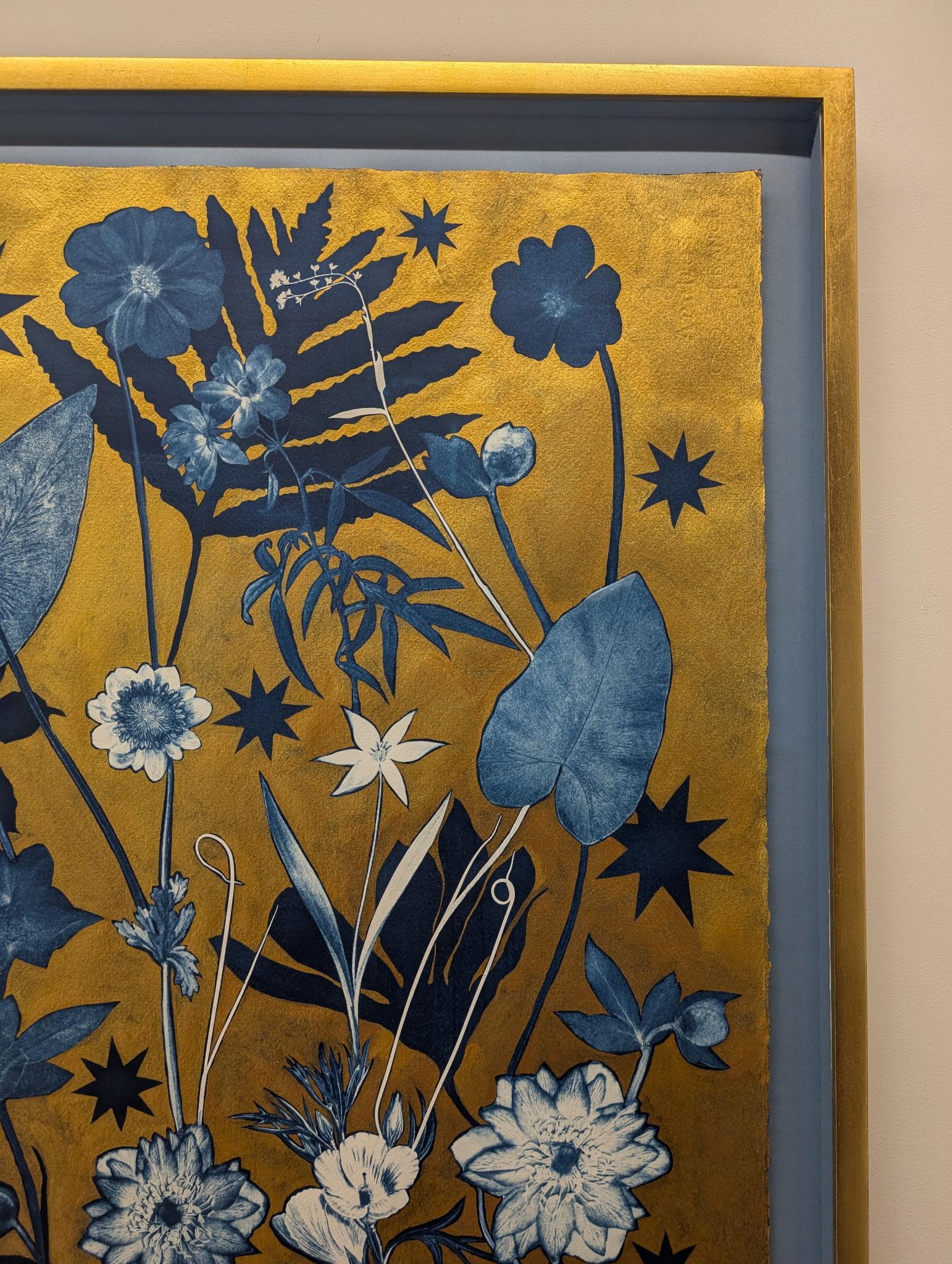 Gold Flora Schatten Orchidee - Metallic Botanical Cyanotype Gemälde Blumen in Gold, 2023 im Angebot 13