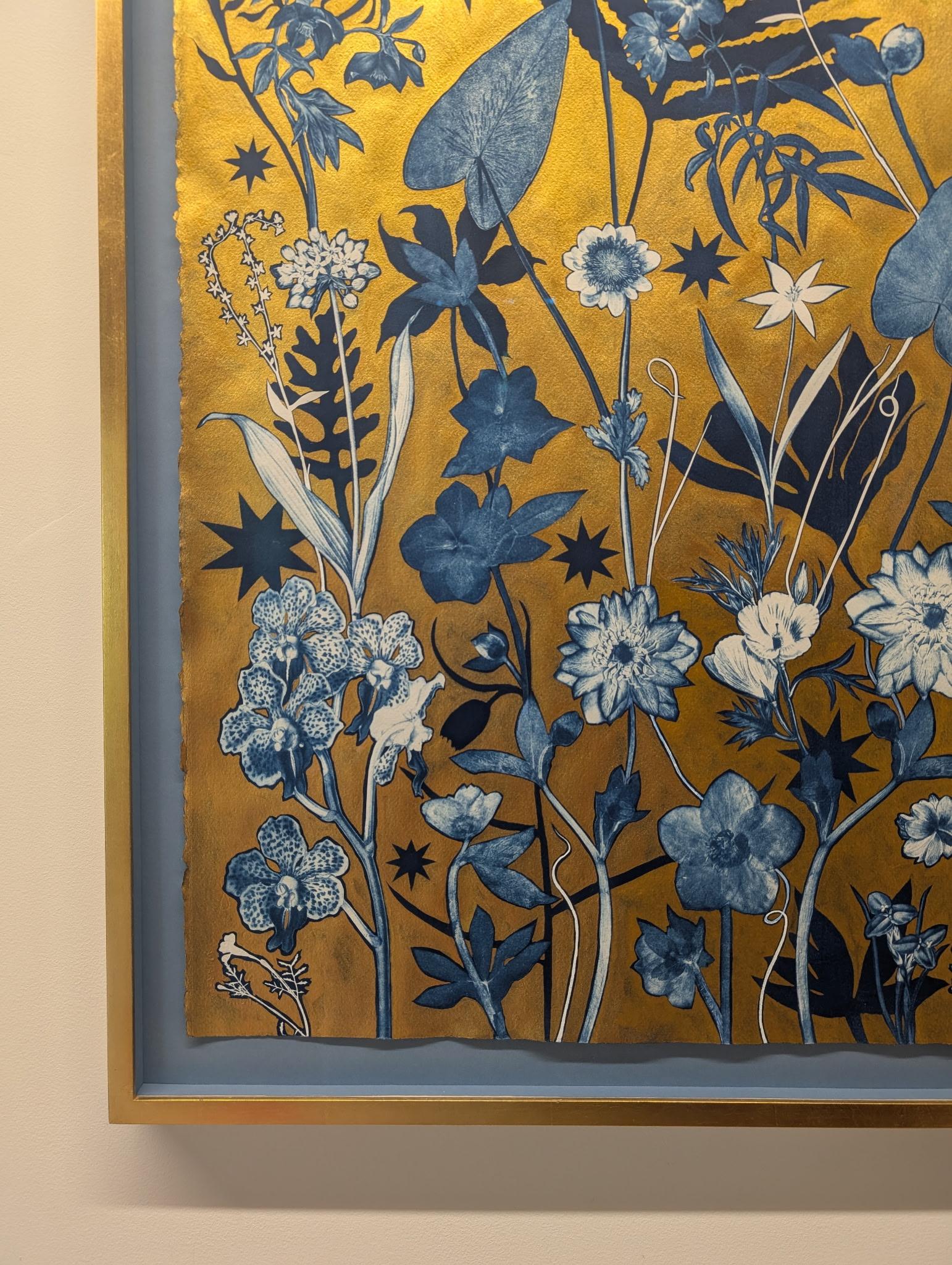 Gold Flora Schatten Orchidee - Metallic Botanical Cyanotype Gemälde Blumen in Gold, 2023 im Angebot 2